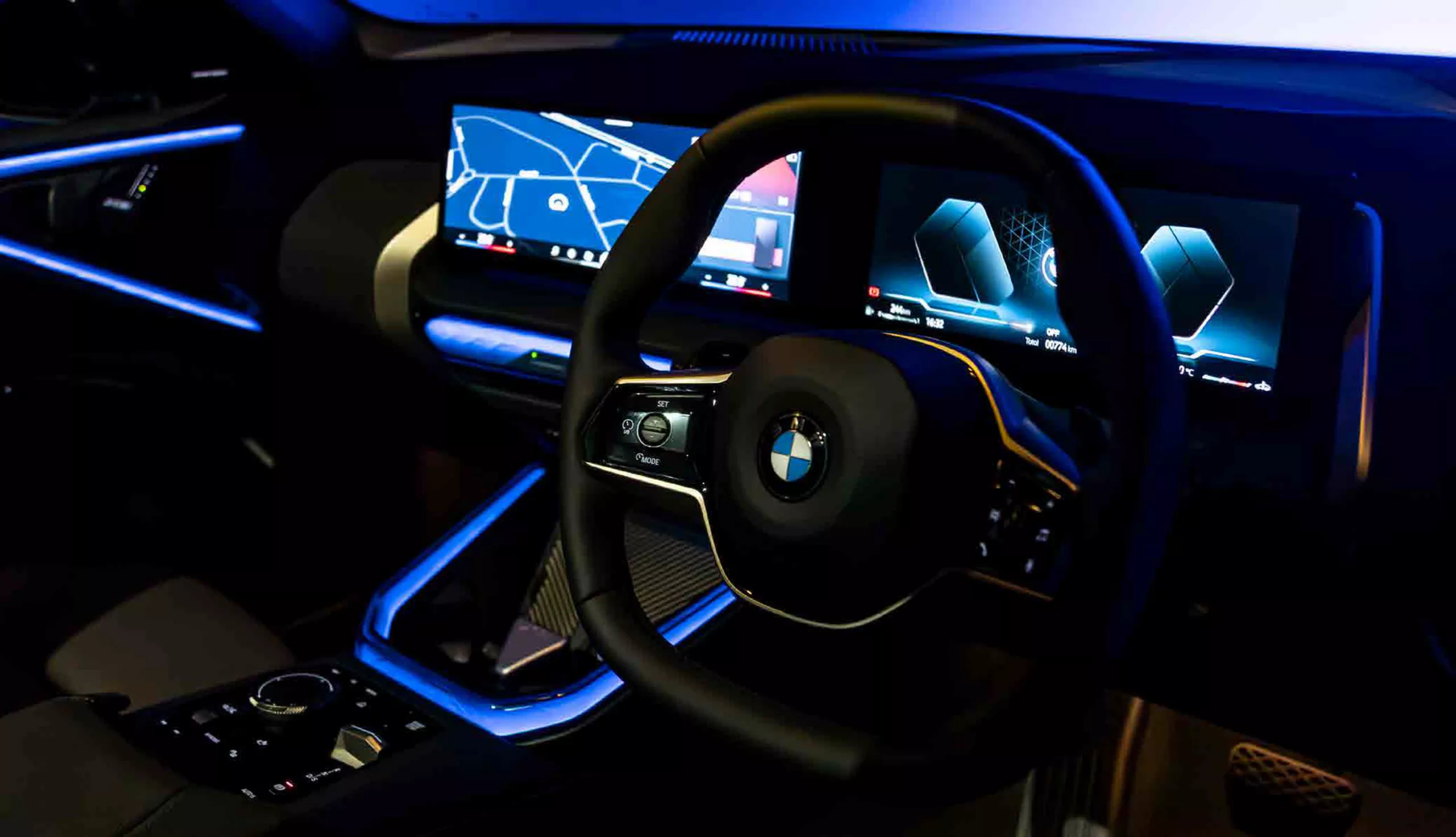 Curved Display with Smartphone Integration