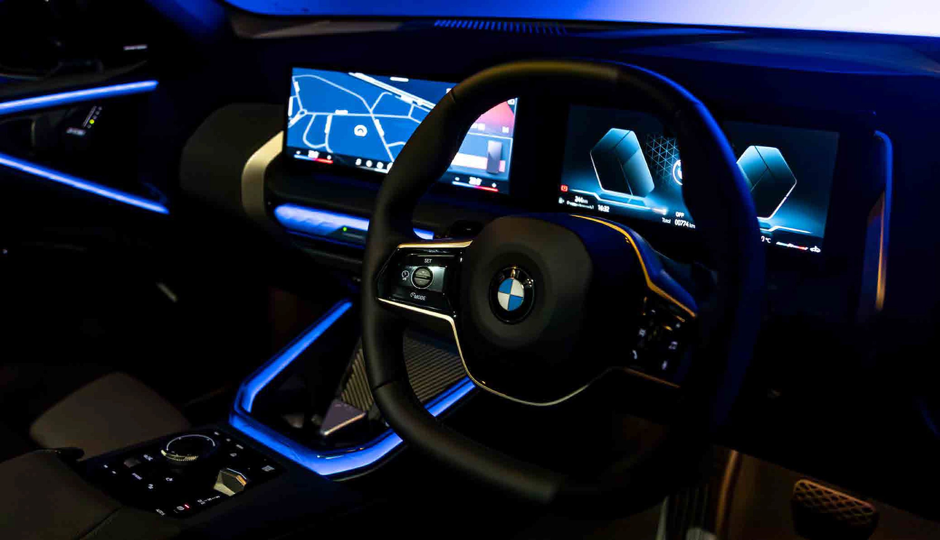 Curved Display with Smartphone Integration