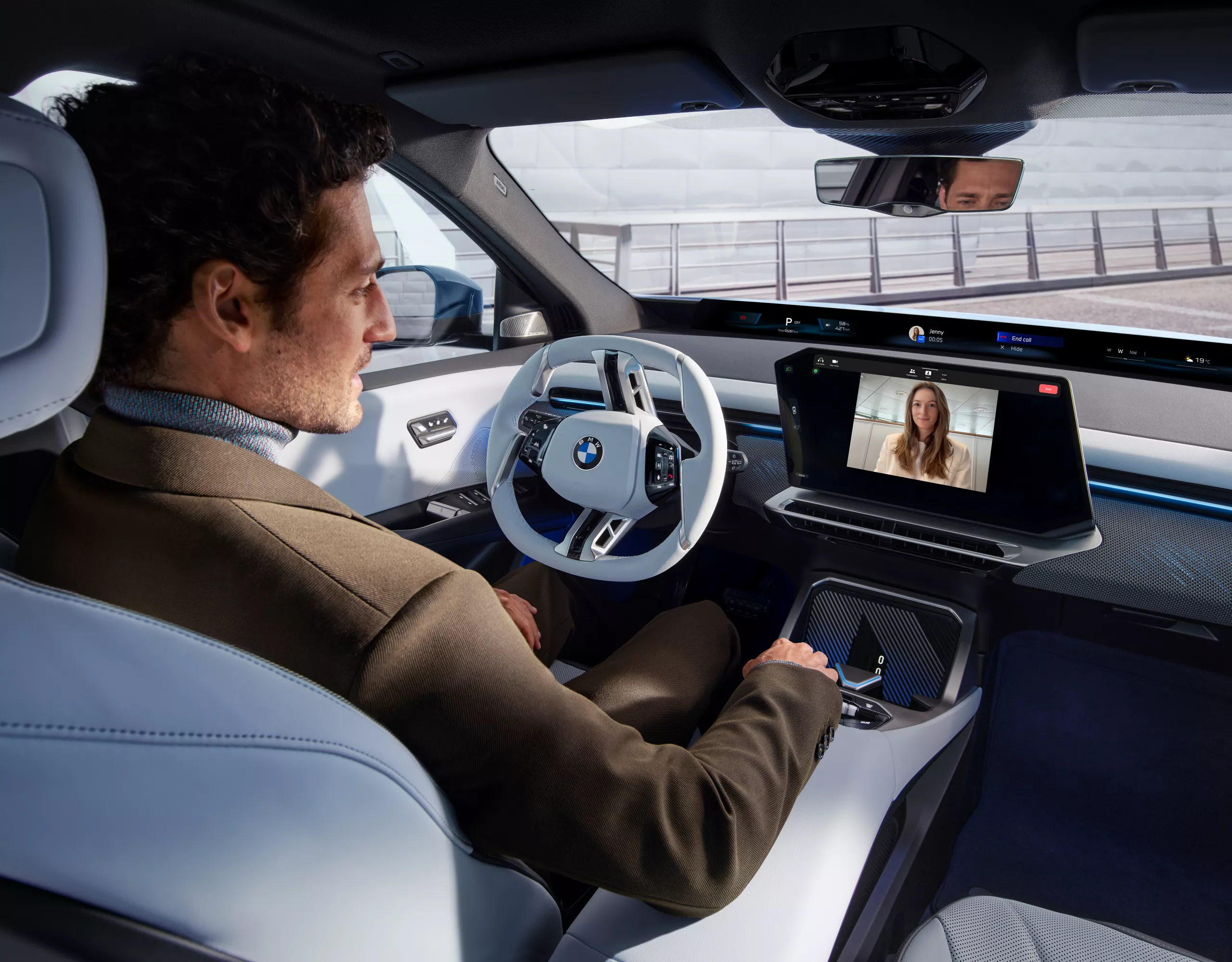 Un homme d’affaires effectue un appel de service depuis l’écran digital de son BMW corporate car On peut voir le cockpit moderne et la technologie connectée du véhicule