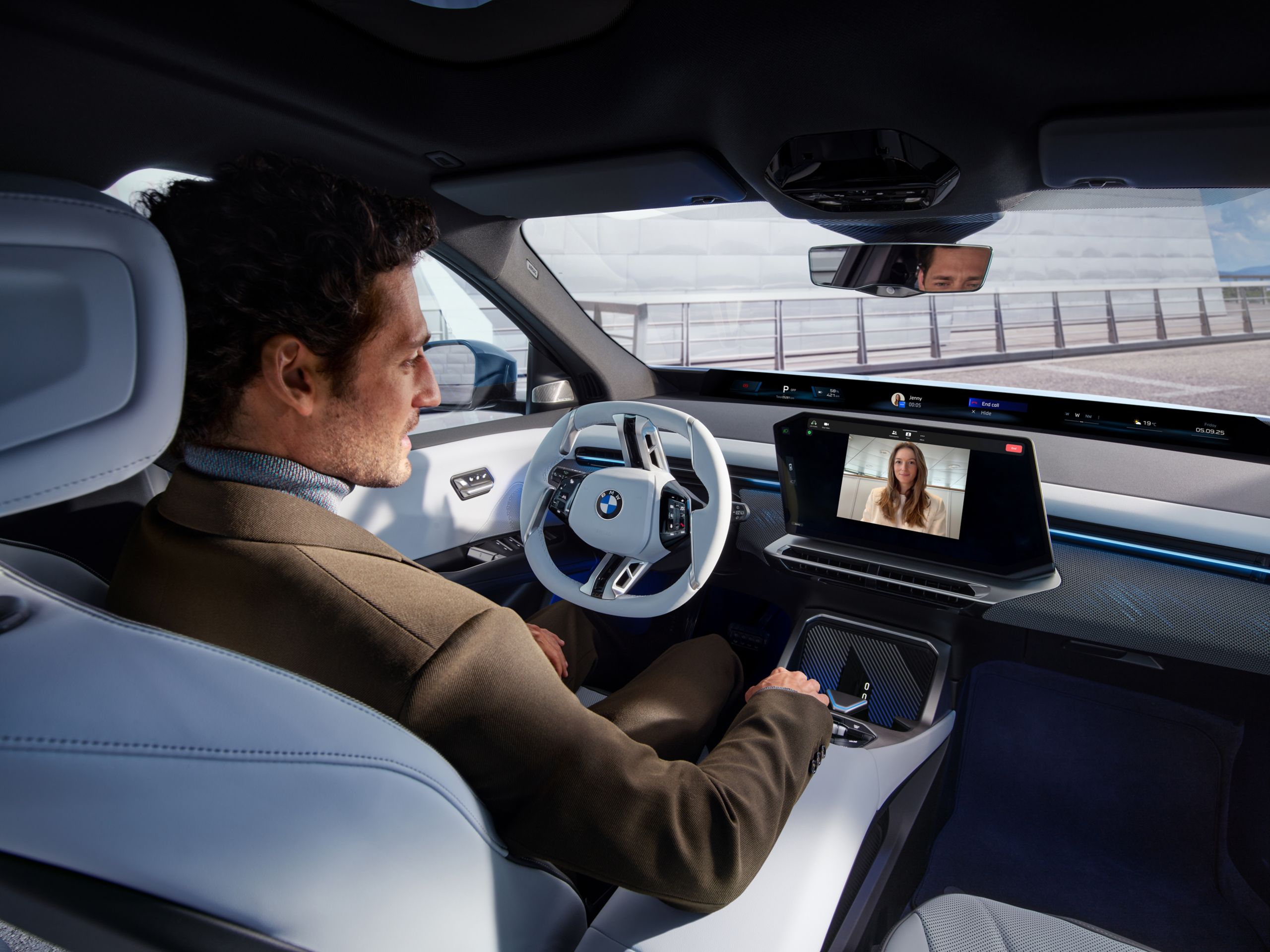 Om de afaceri în interiorul unui automobil de companie BMW, care efectuează un apel de service prin intermediul afișajului digital de la bord, cu un cockpit modern și tehnologie online