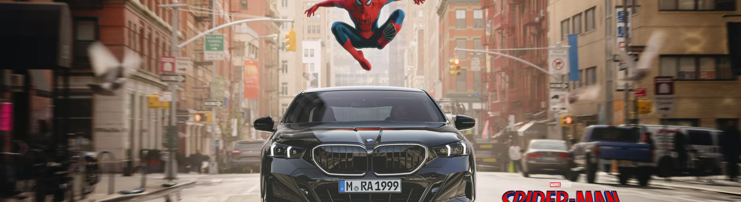 Spider-Man posando heroicamente sobre un BMW Serie 5.