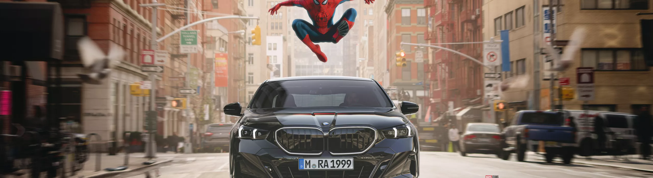 Spider-Man posando heroicamente sobre un BMW Serie 5.