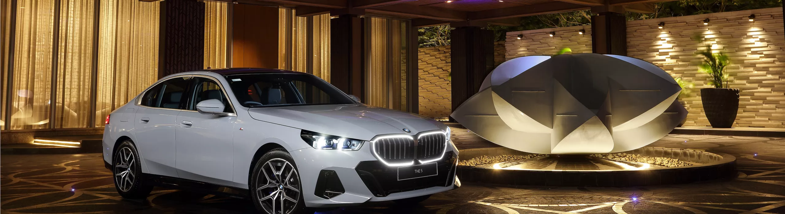 BMW 5 Series Sedan G60 ICE exterior loop