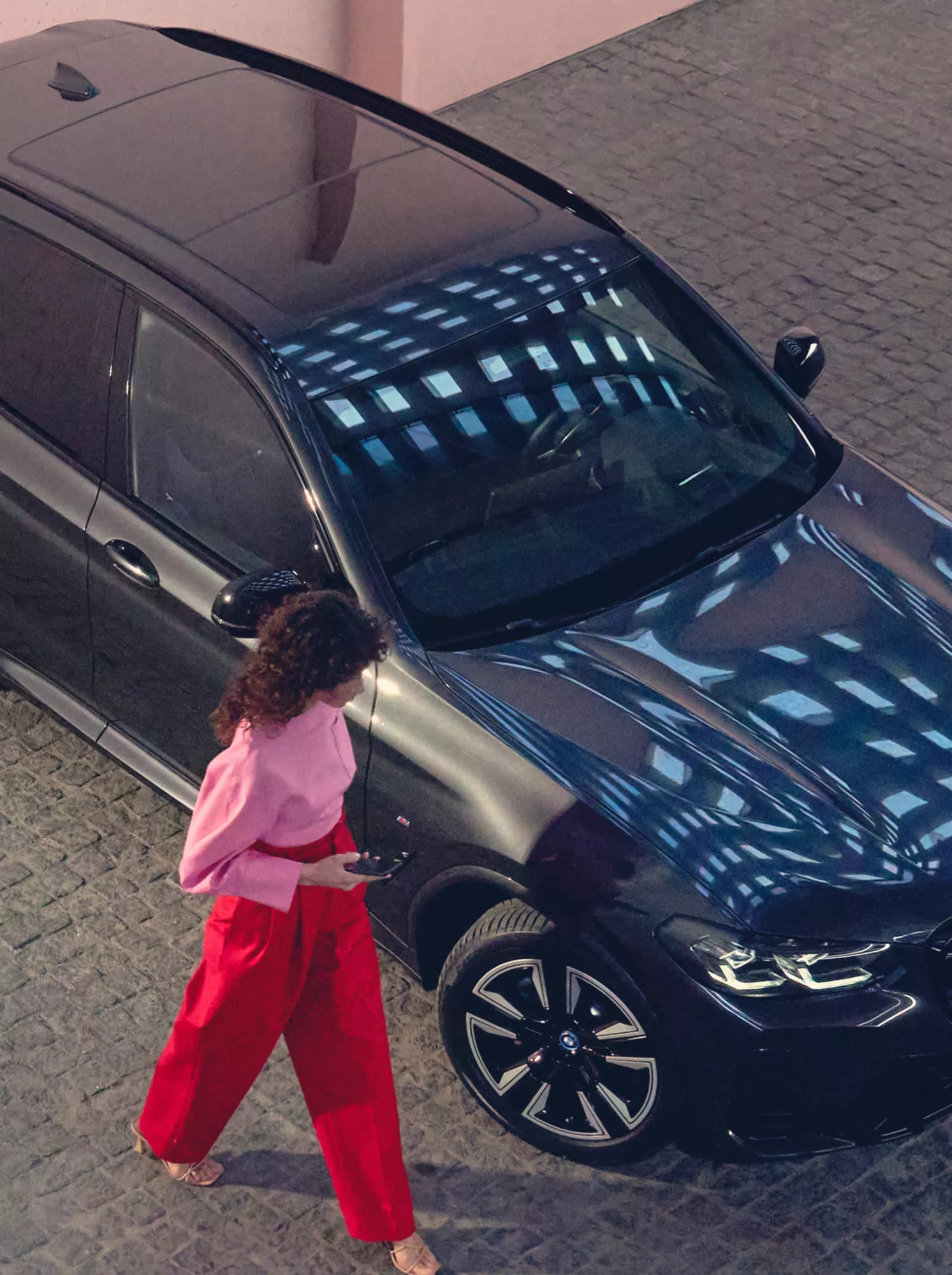 BMW Elektrofahrzeug wird an einer Ladestation geladen.