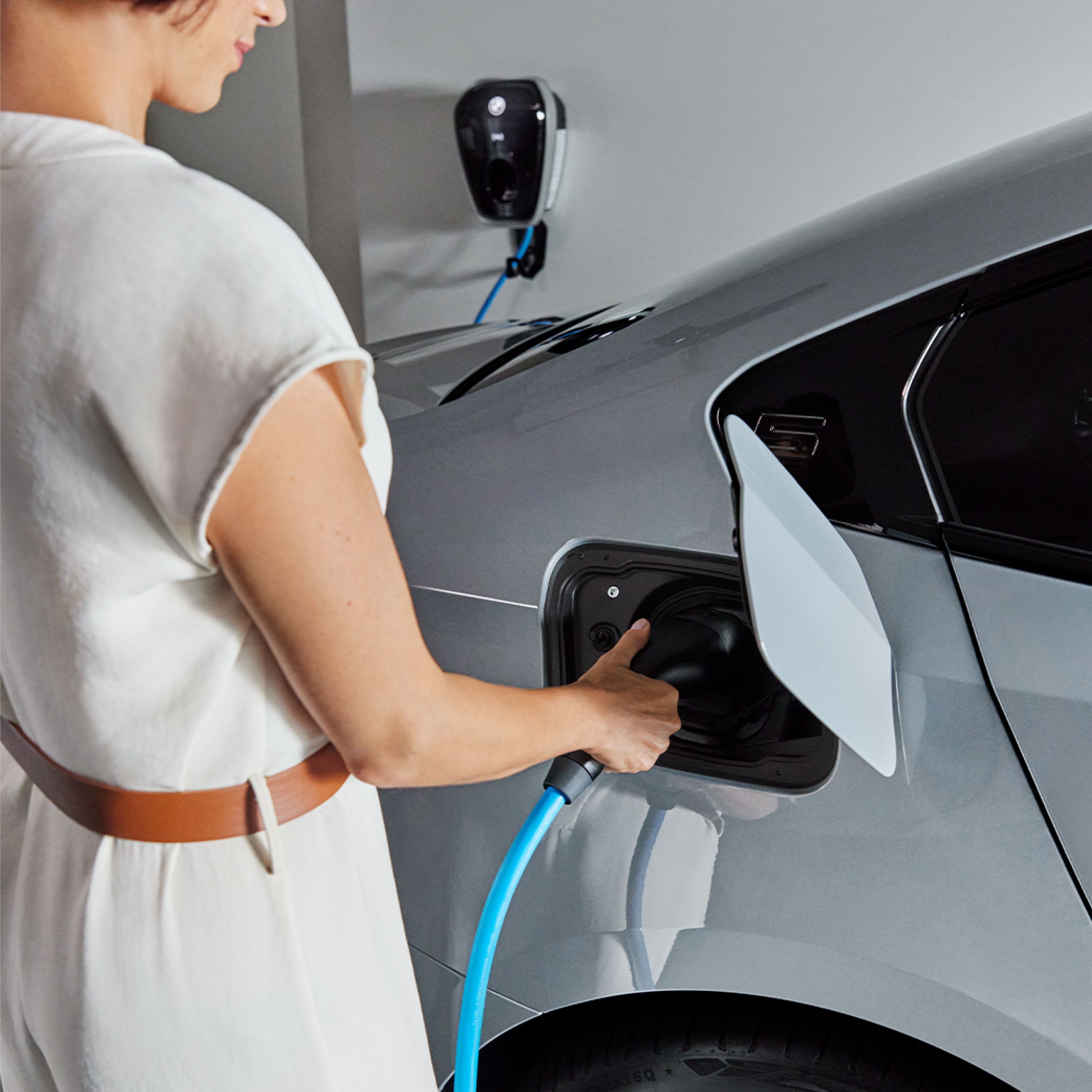Auto elettrica BMW batteria vs serbatoio del carburante