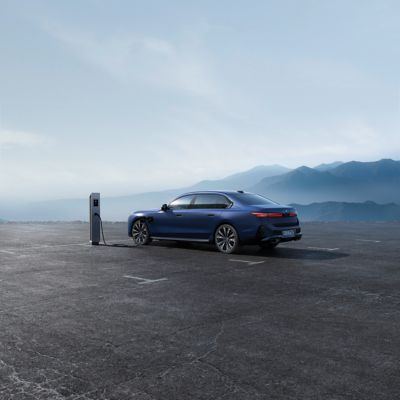 BMW Serie 7 híbrido enchufable conectado a un poste de carga