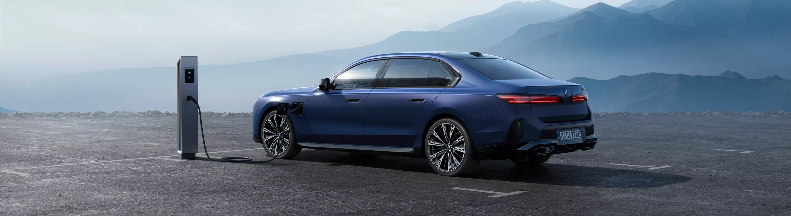 Veículo híbrido plug-in BMW Série 7 ligado num posto de carregamento