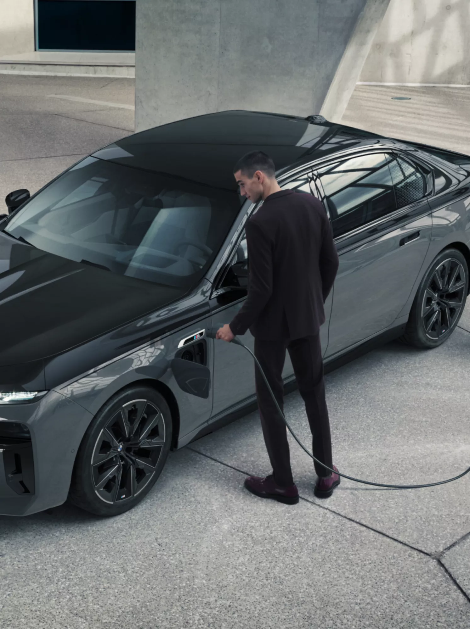 BMW 7er Plug-in-hybrid angeschlossen an einer Ladesäule