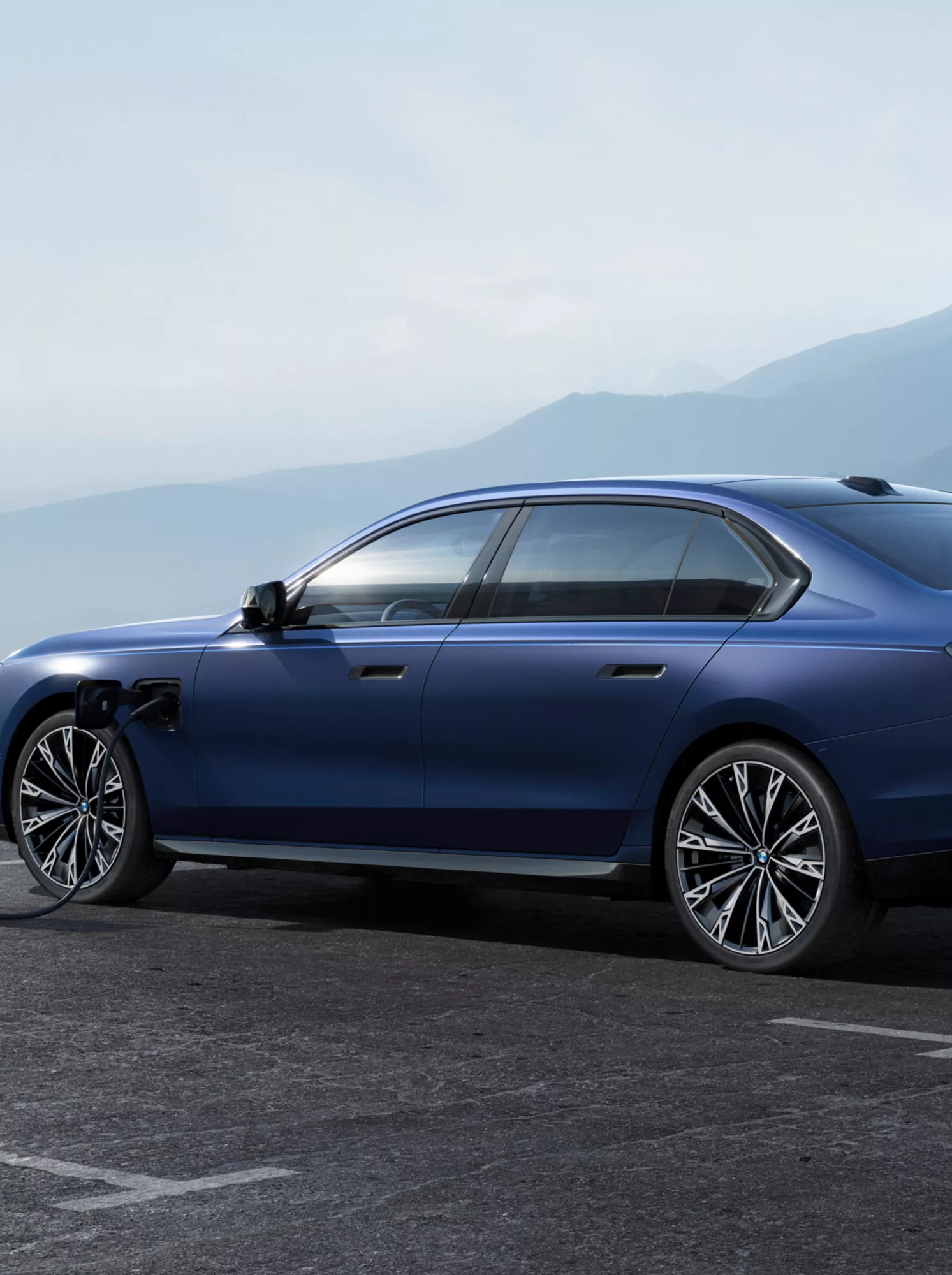 BMW 7-serie laddhybrid som är ansluten till en laddstation