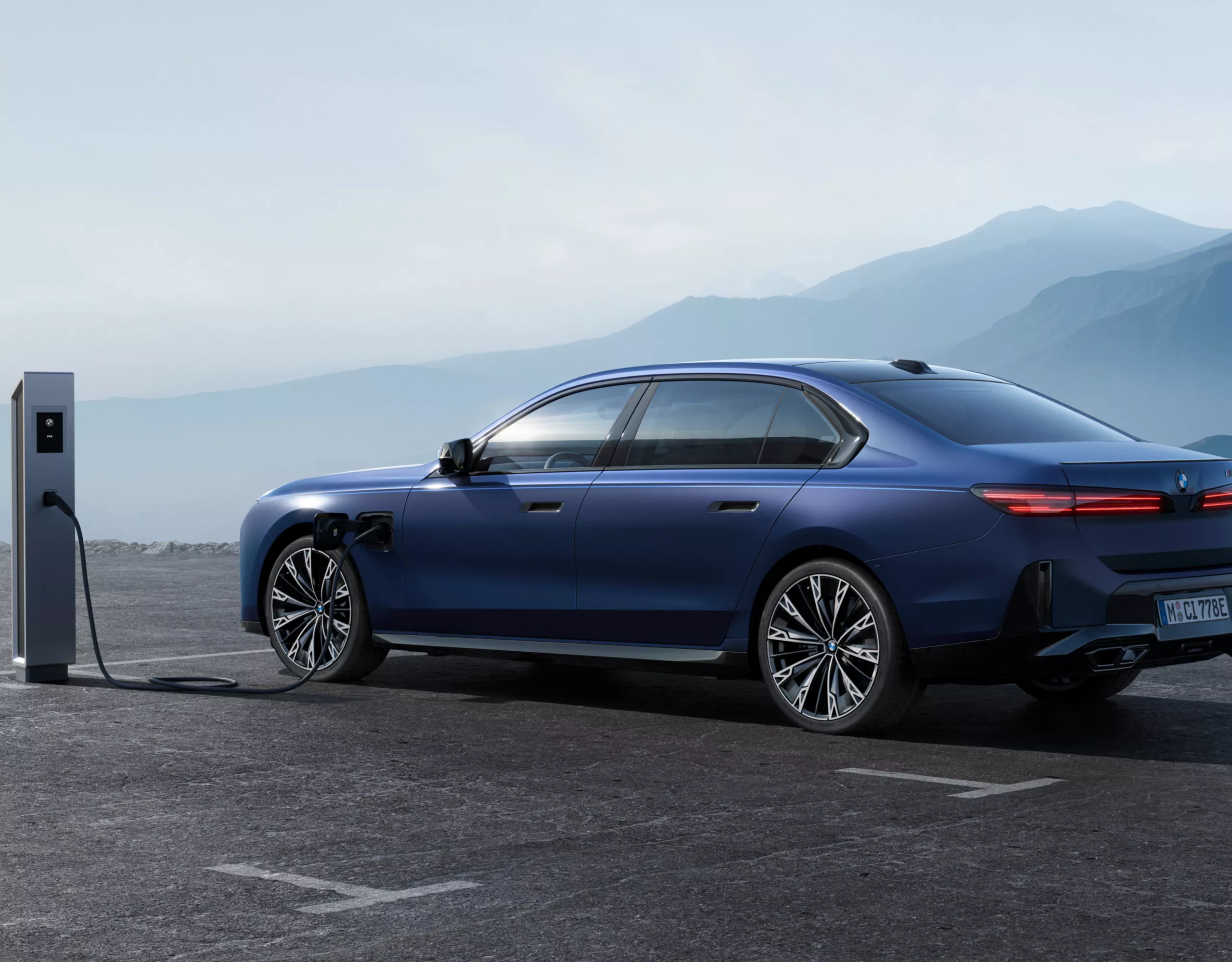 충전소에 연결된 BMW 7 시리즈 플러그인 하이브리드 차량