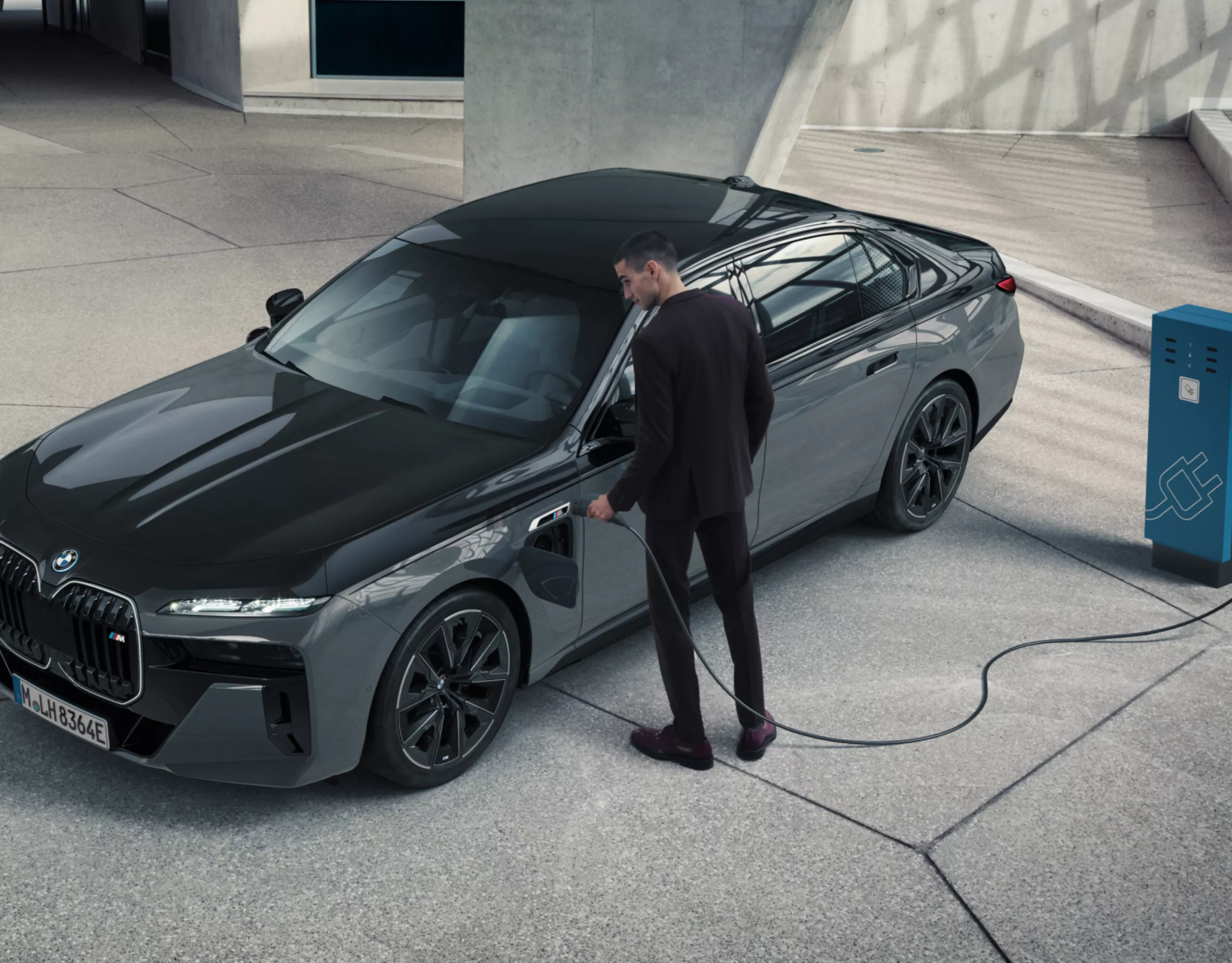 BMW 7 serisi plug-in hybrid otomobil şarj istasyonuna bağlı halde
