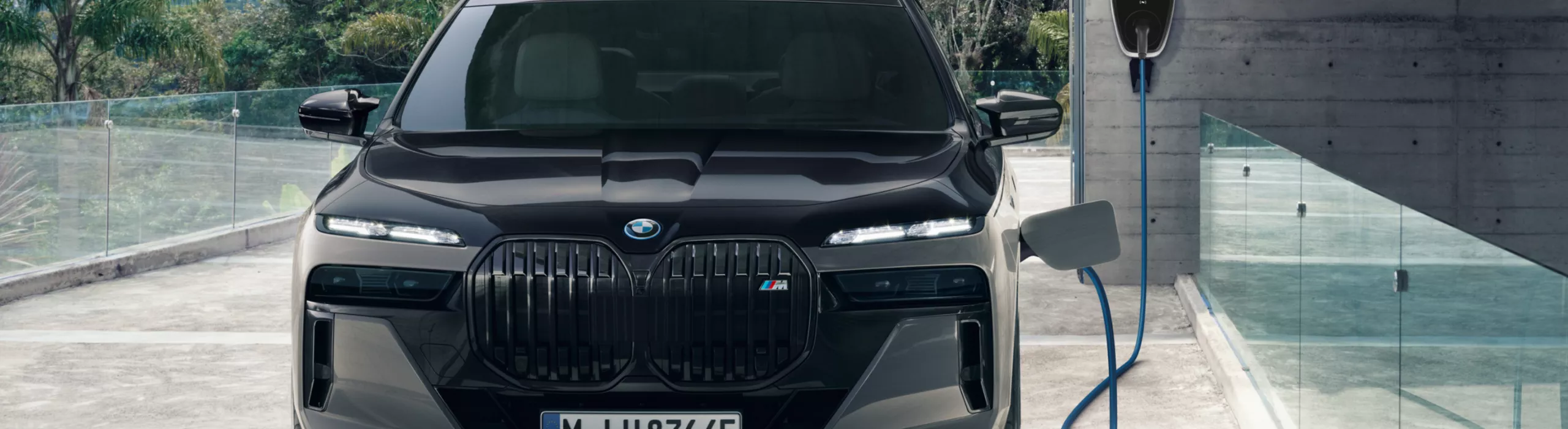 BMW Kućno napajanje Video o BMW zidnoj kutiji plus (Wallbox Plus) sa modelom G70 Prednji prikaz