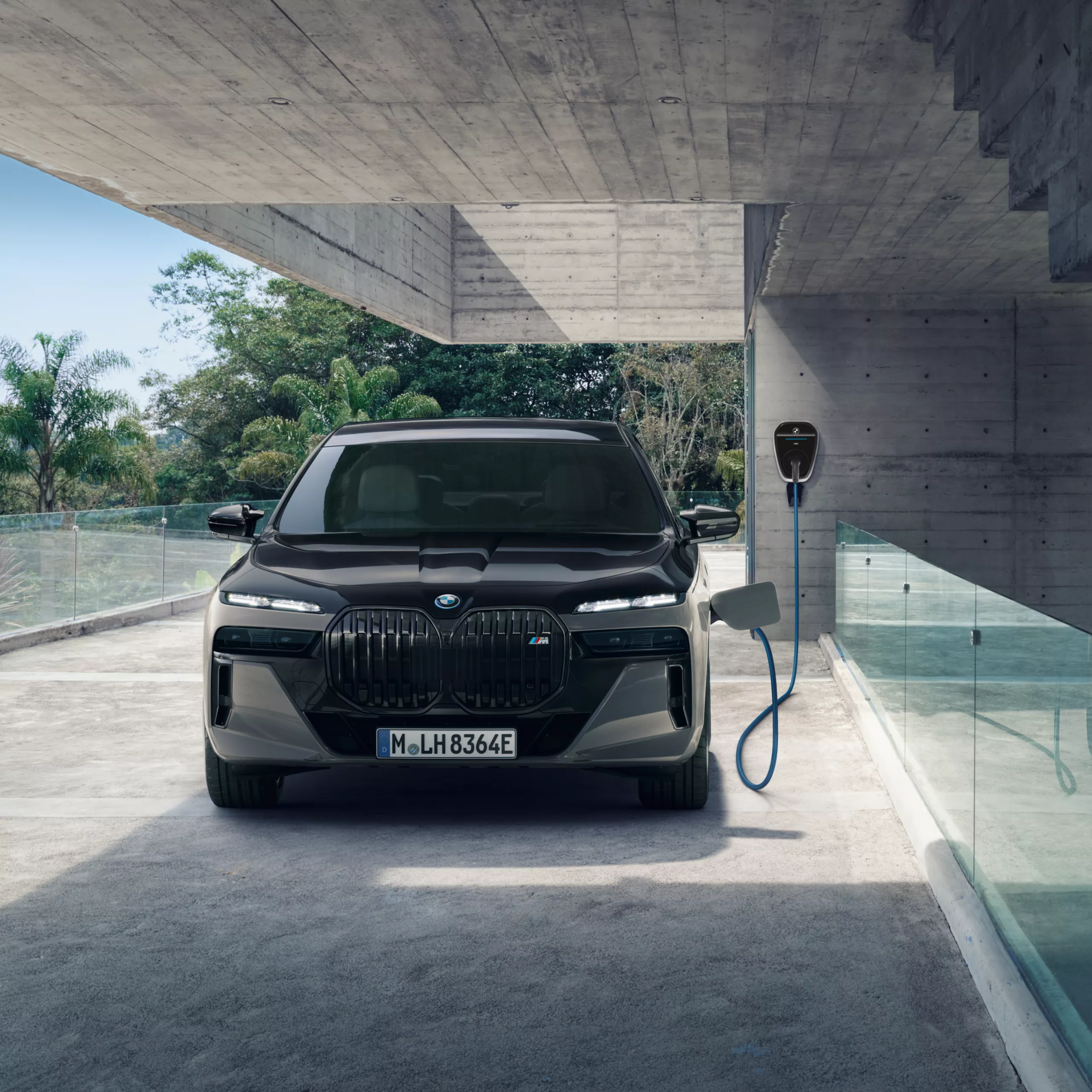Пакет BMW Home Charging BMW Wallbox Plus и G70 Вид спереди