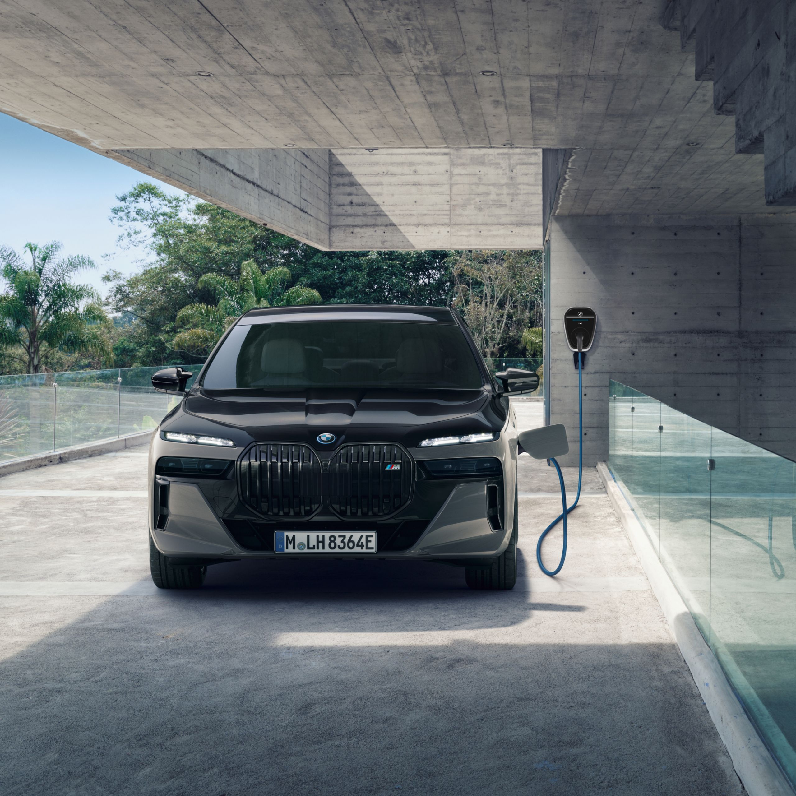 BMW kućno punjenje BMW Wallbox Plus s G70 prednjom stranom