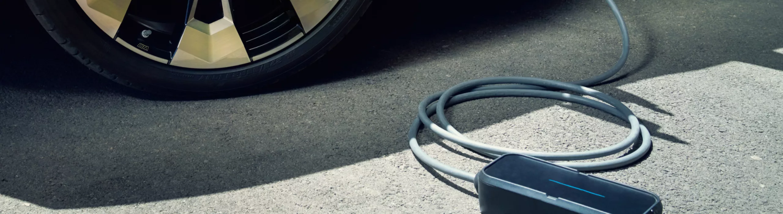 BMW Kućno napajanje BMW Wallbox Plus (Zidna kutija plus) sa modelom G07 Bočni prikaz