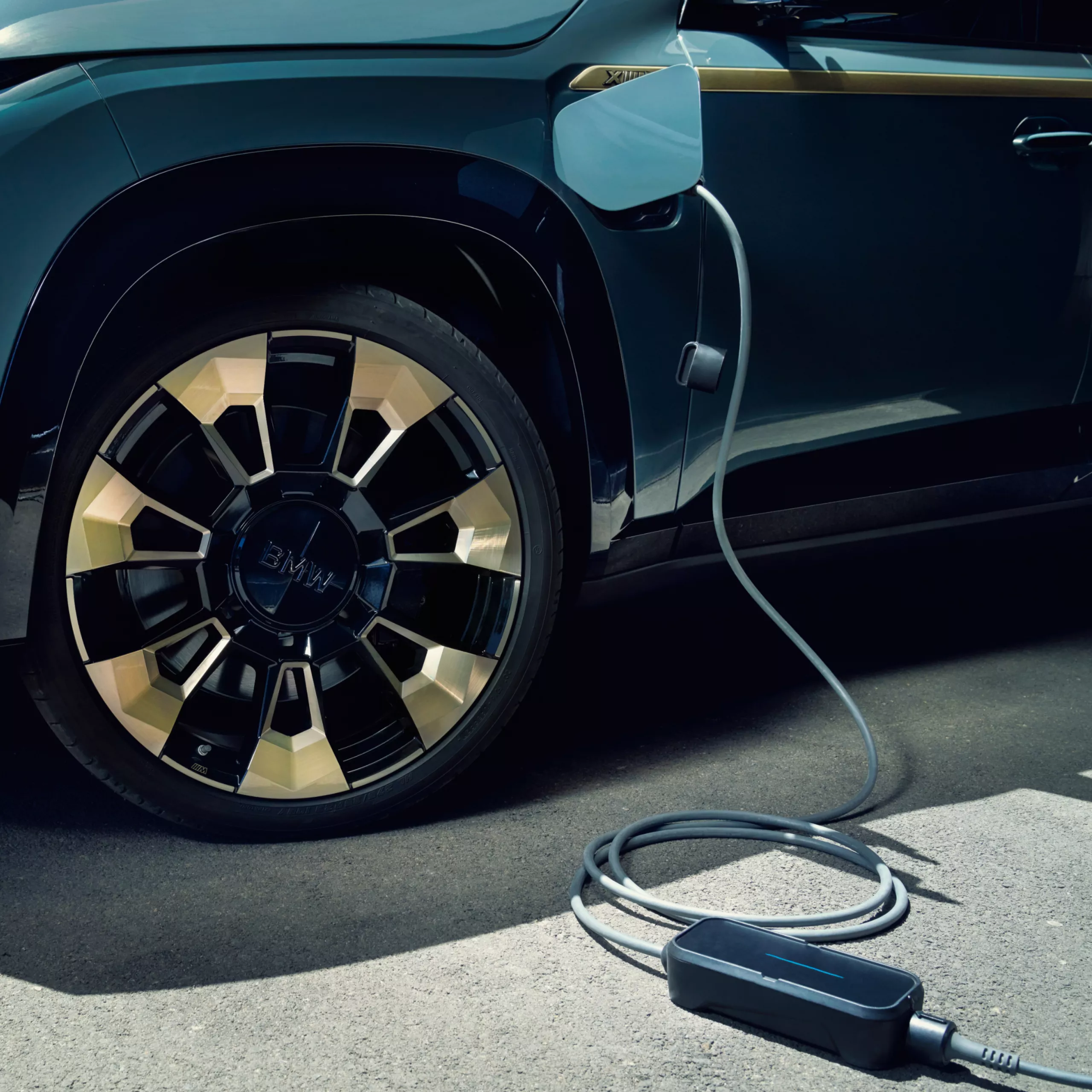 Пакет BMW Home Charging BMW Wallbox Plus и G07 Вид сбоку