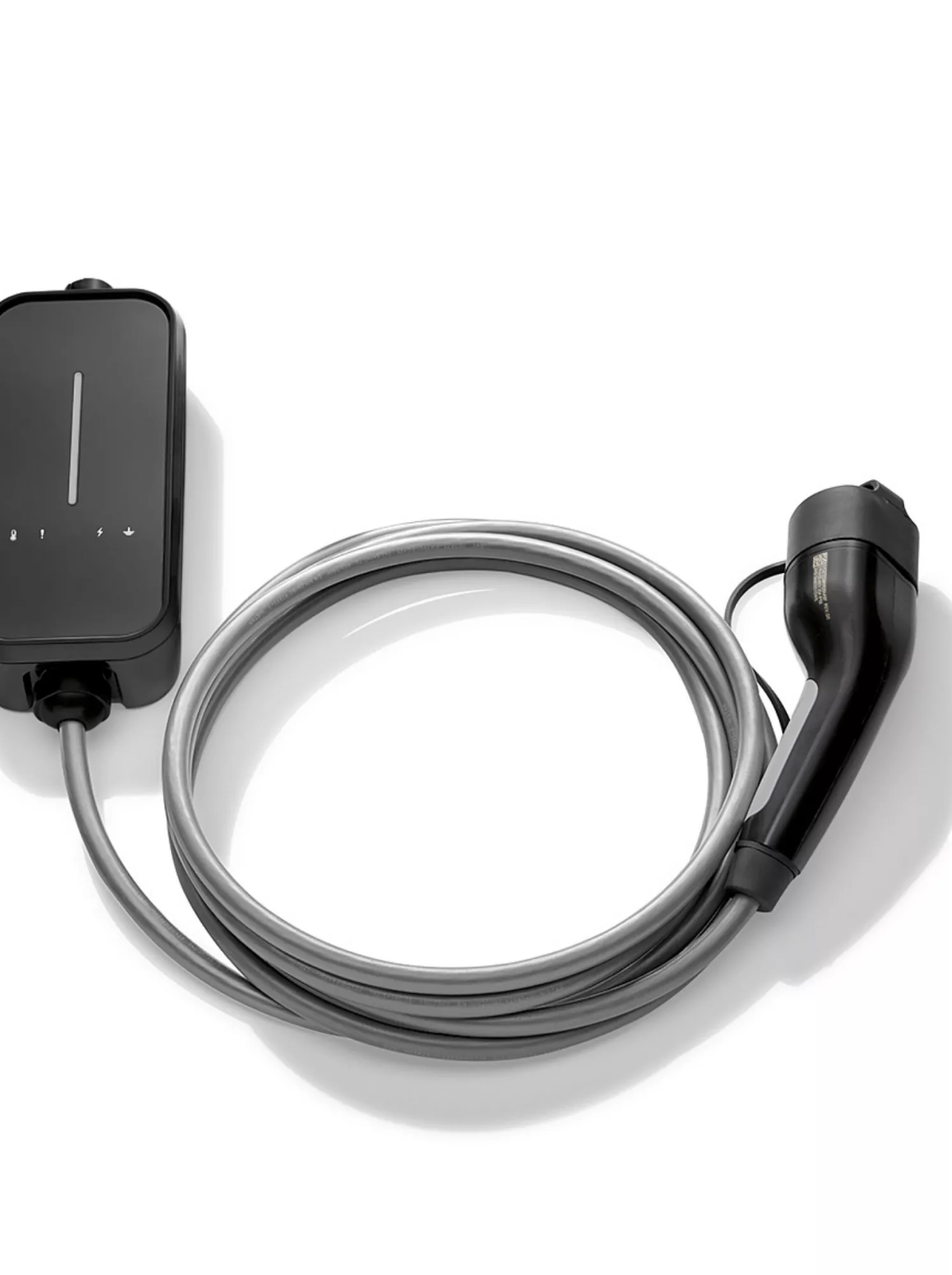 Nabíječka BMW Flexible Fast Charger v černé barvě se šedým nabíjecím kabelem a dvěma šedými adaptéry na bílém pozadí
