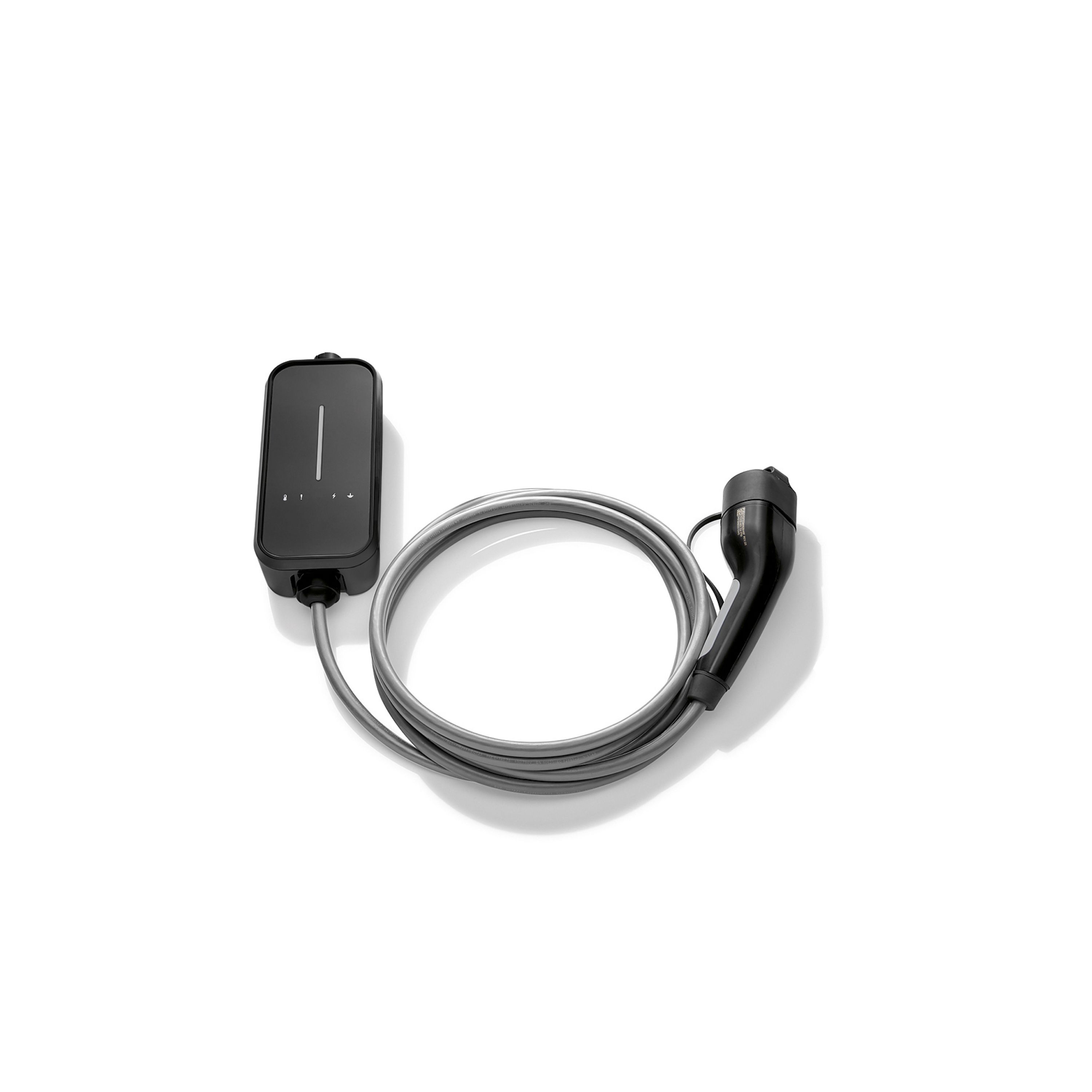 Nabíječka BMW Flexible Fast Charger v černé barvě se šedým nabíjecím kabelem a dvěma šedými adaptéry na bílém pozadí