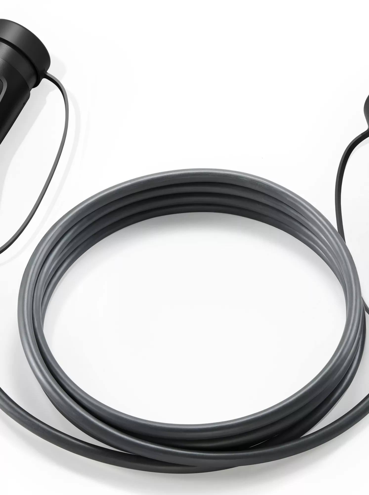 Šedý nabíjecí kabel Mode 3 se dvěma černými zástrčkami určený pro nabíjení na veřejných nabíjecích stanicích kompatibilních s režimem Mode 3 