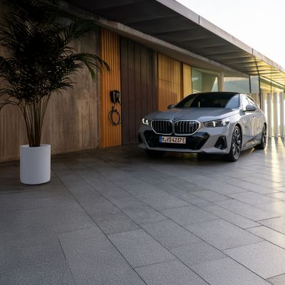 دعم حلول الشحن من BMW Charging