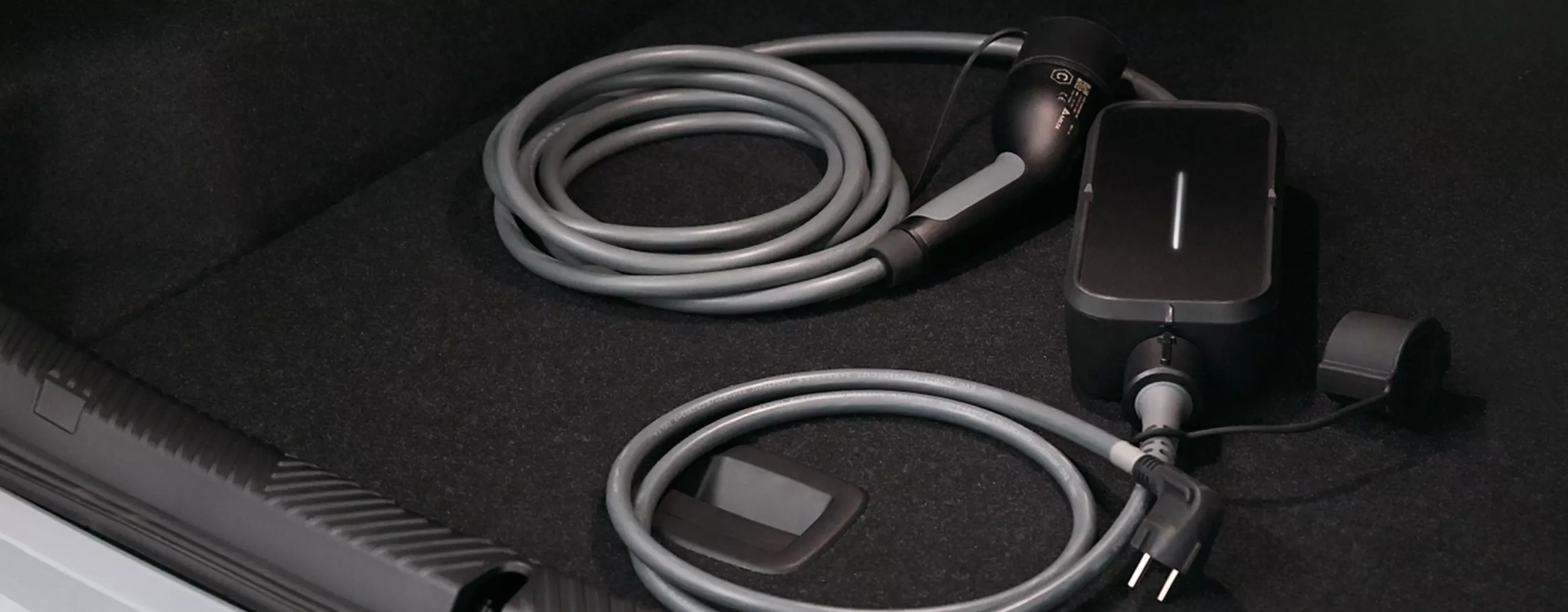 Ladezubehör und Ladekabel liegen im Kofferraum eines BMW Elektrofahrzeugs