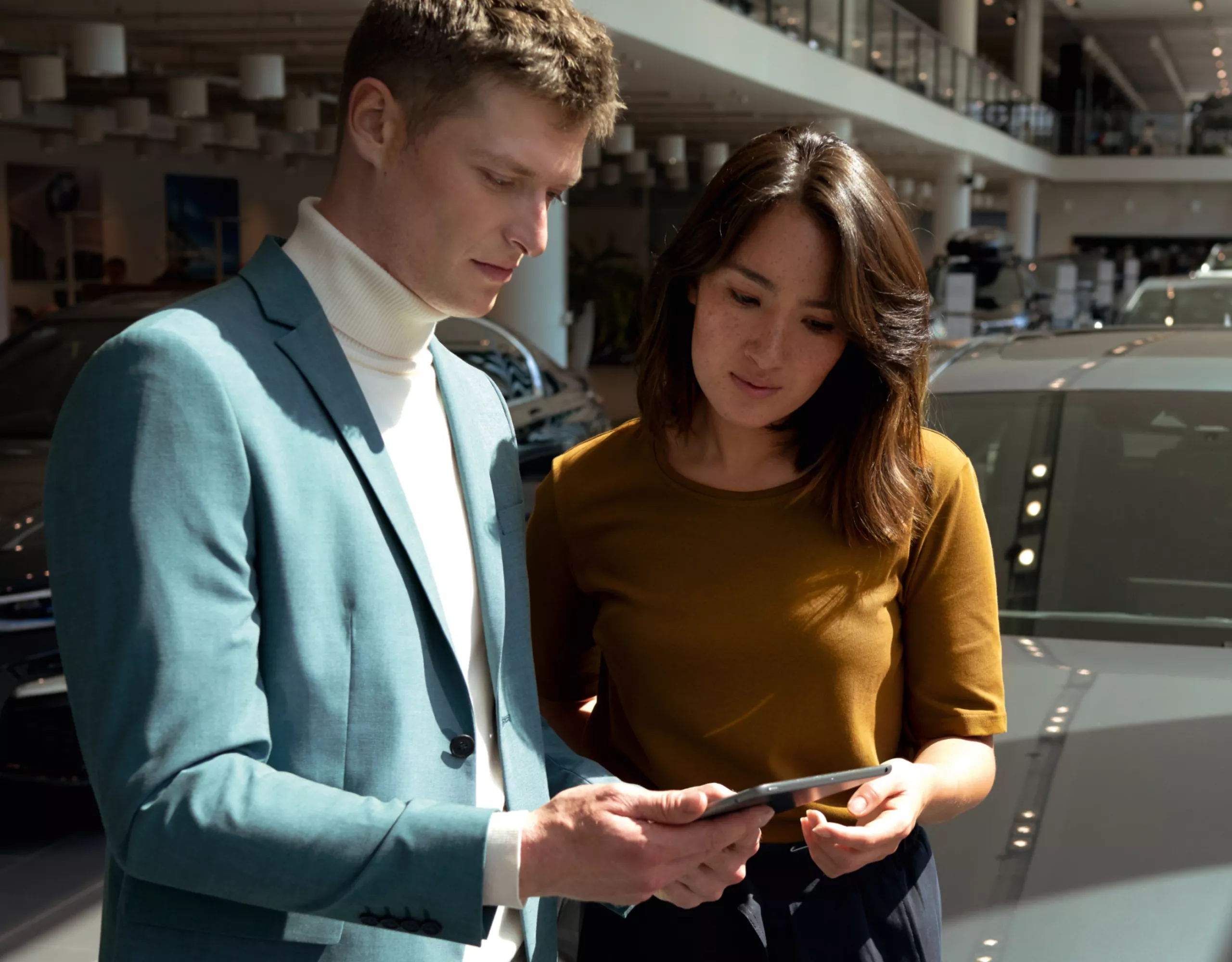 Ein Mann und eine Frau blicken gemeinsam auf ein Tablett