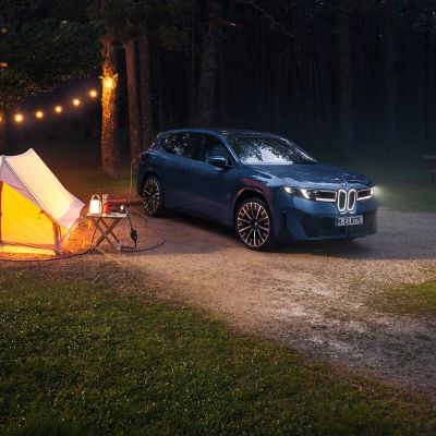Une BMW iX3 alimente du matériel de camping électrique