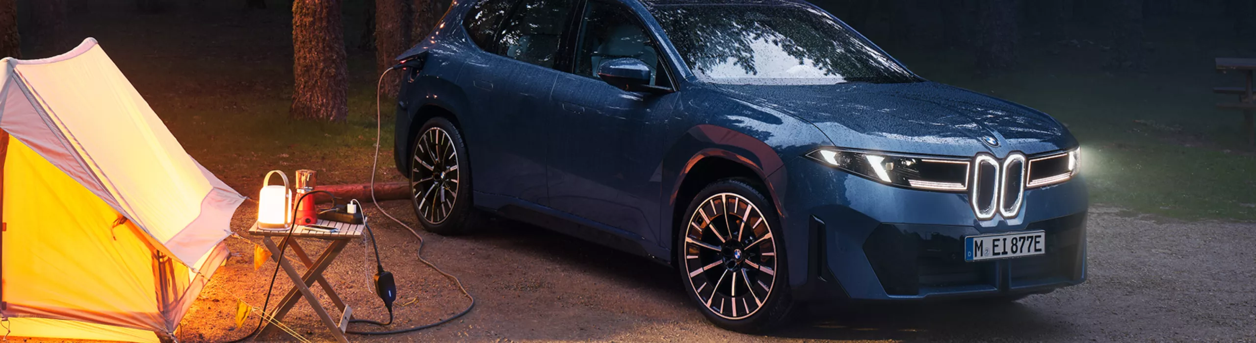 Ein BMW iX3 wird zum Betreiben von elektrischer Campingausstattung verwendet