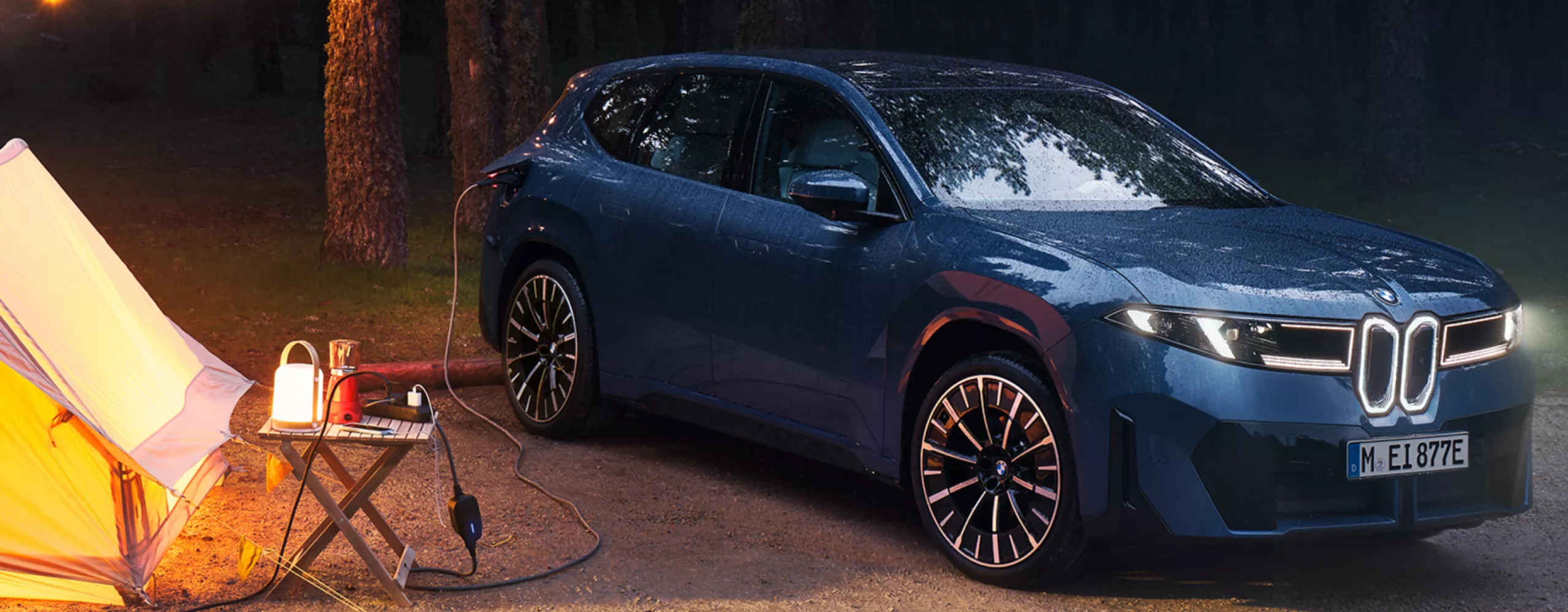 Um BMW iX3 é utilizado para operar equipamentos elétricos de campismo