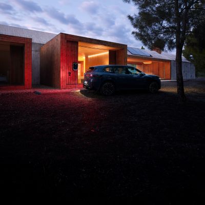 Une BMW iX3 est connectée à une wallbox la nuit