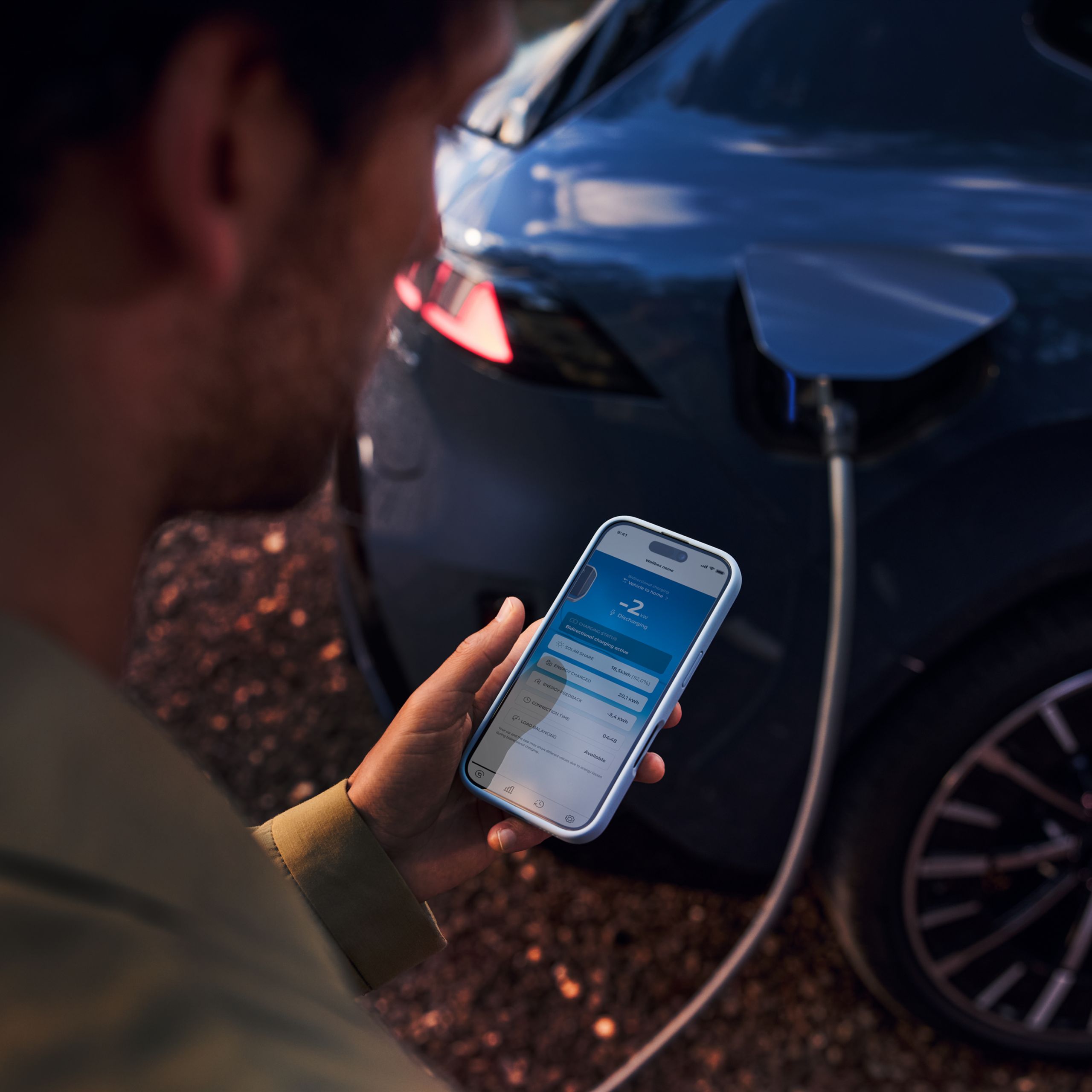 Eine Person blickt auf Ihr Smartphone mit Fernzugriff