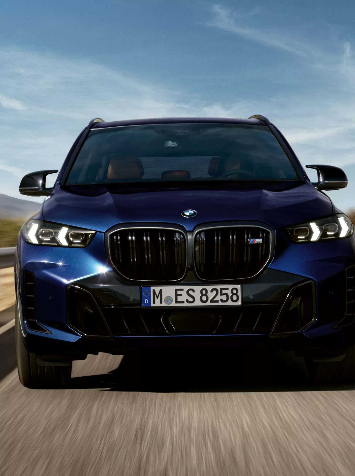 BMWのプラグイン・ハイブリッド：BMW X5 M60i xDrive フロント・ビュー