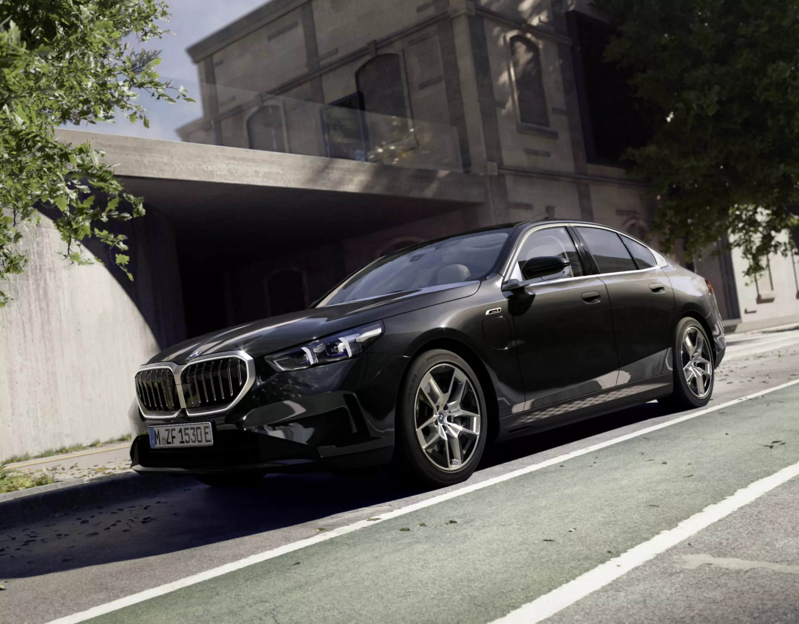 Ein BMW Plug-in-Hybrid fährt auf einer Straße in der Stadt