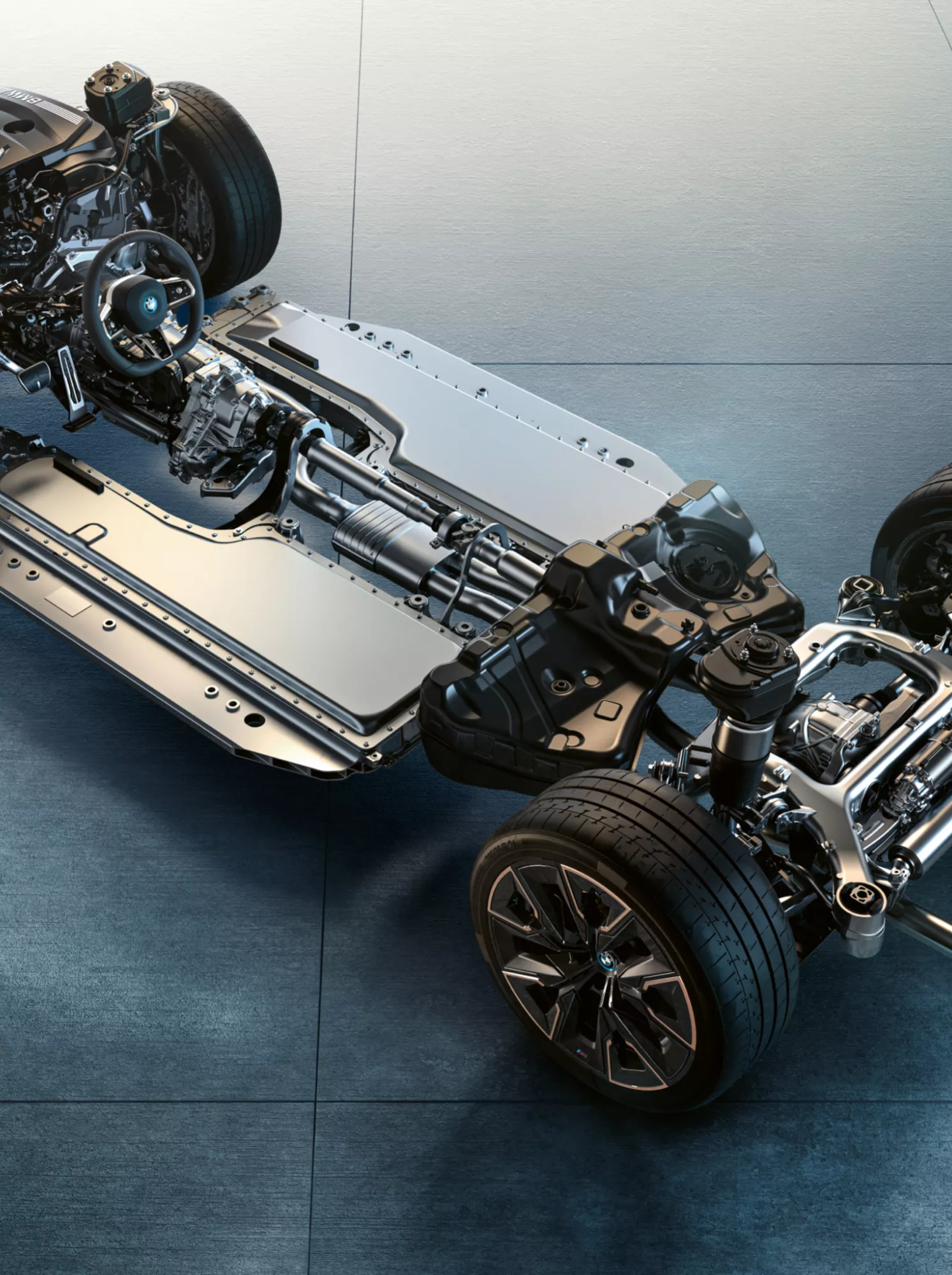 Aperçu de la technologie d'une BMW Plug-in Hybride : Le châssis avec batterie, moteur et éléments de suspension est présenté en détail