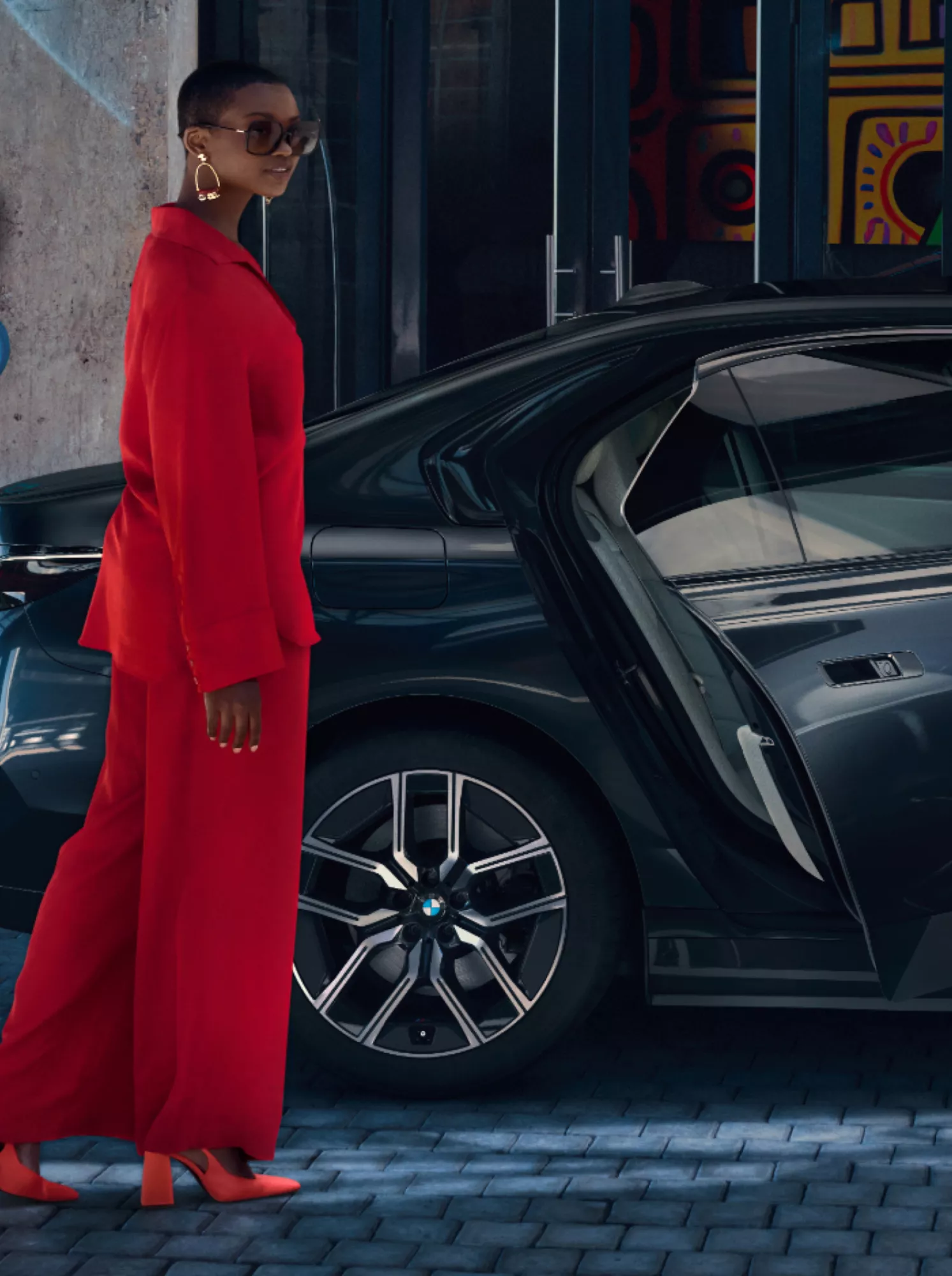 Person steht an geöffneter Fondtür eines BMW