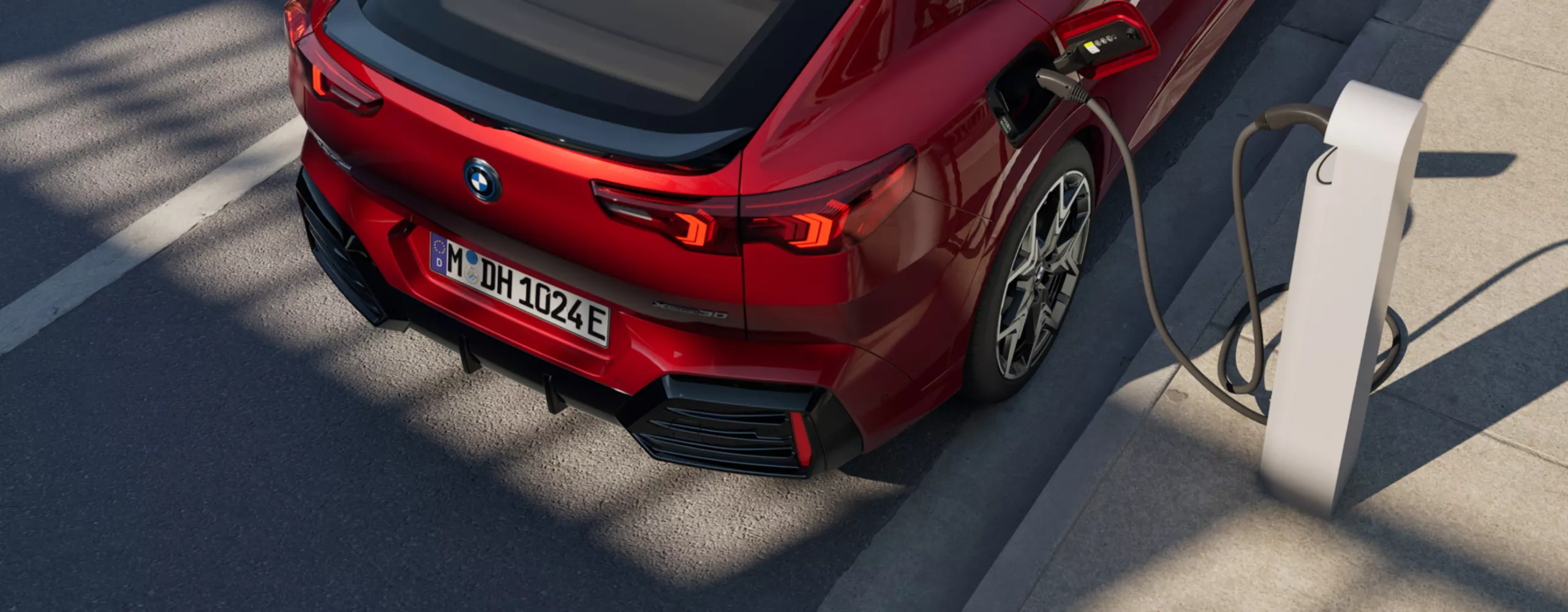 BMW laddar vid en laddningsstolpe