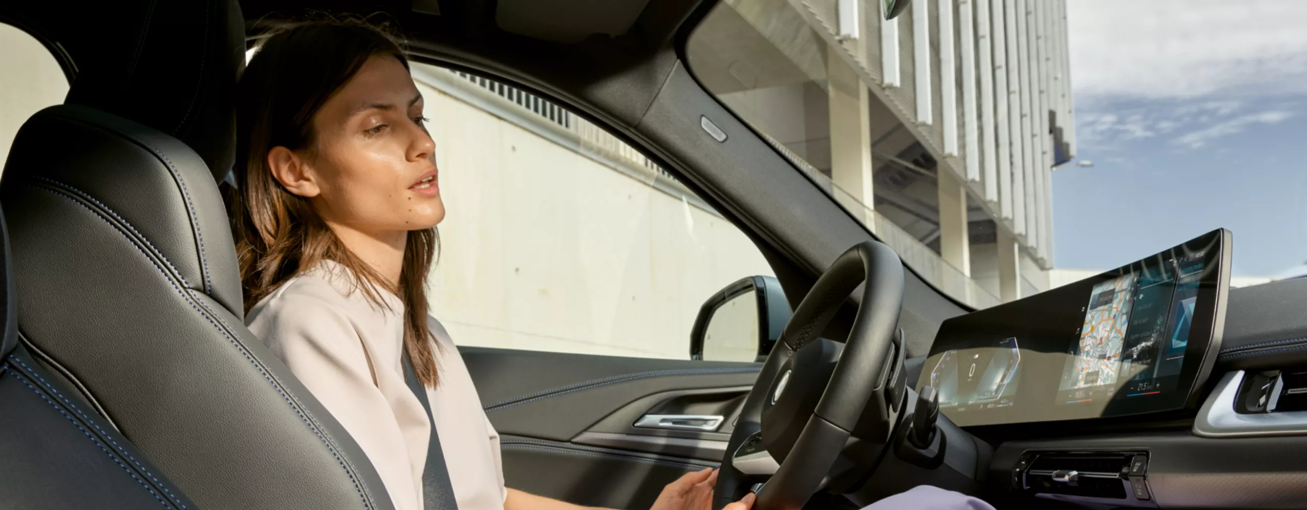Person som tittar på kontrolldisplayen i sin BMW