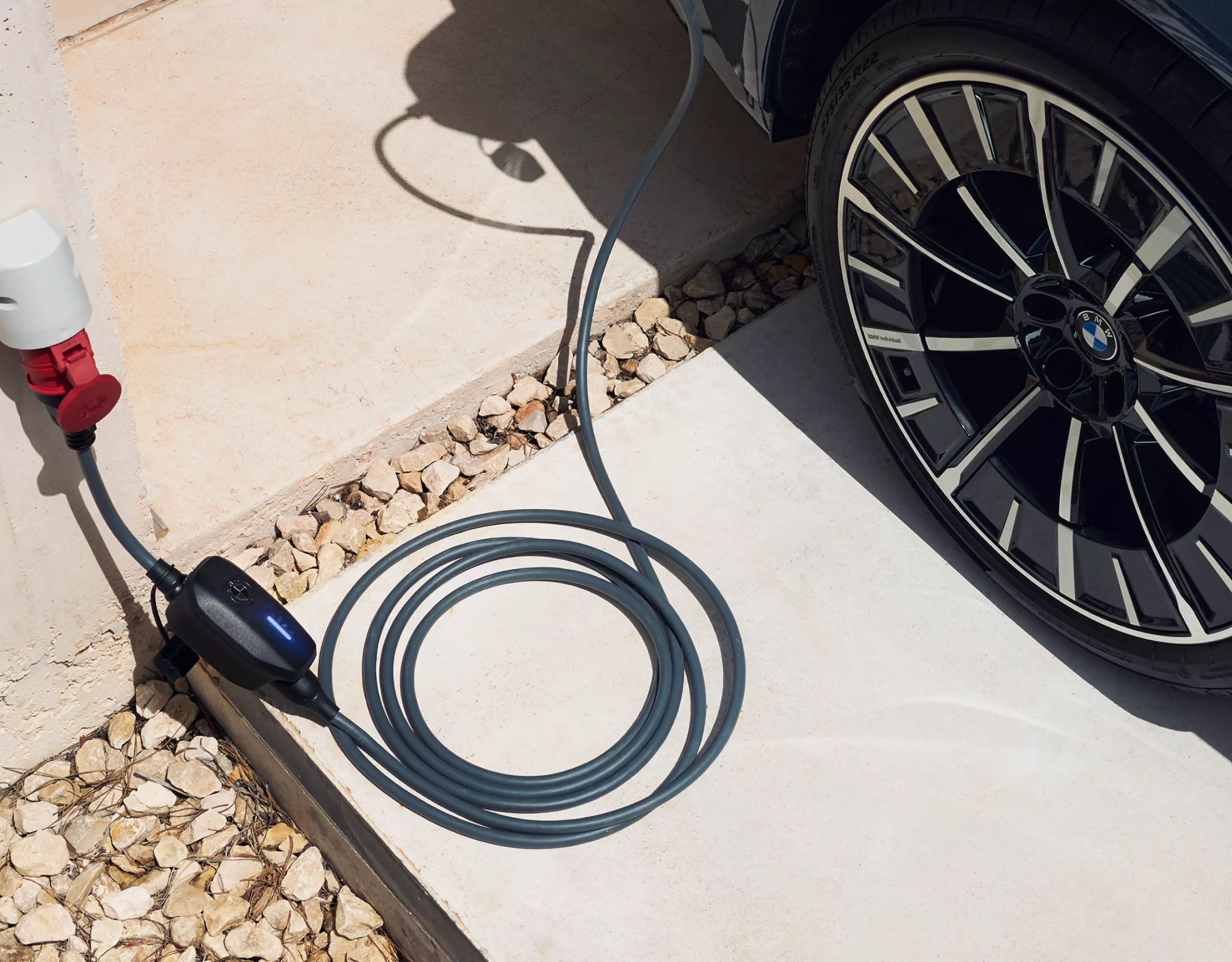 En Multifunction Charger är ansluten till ett uttag monterat på en vägg