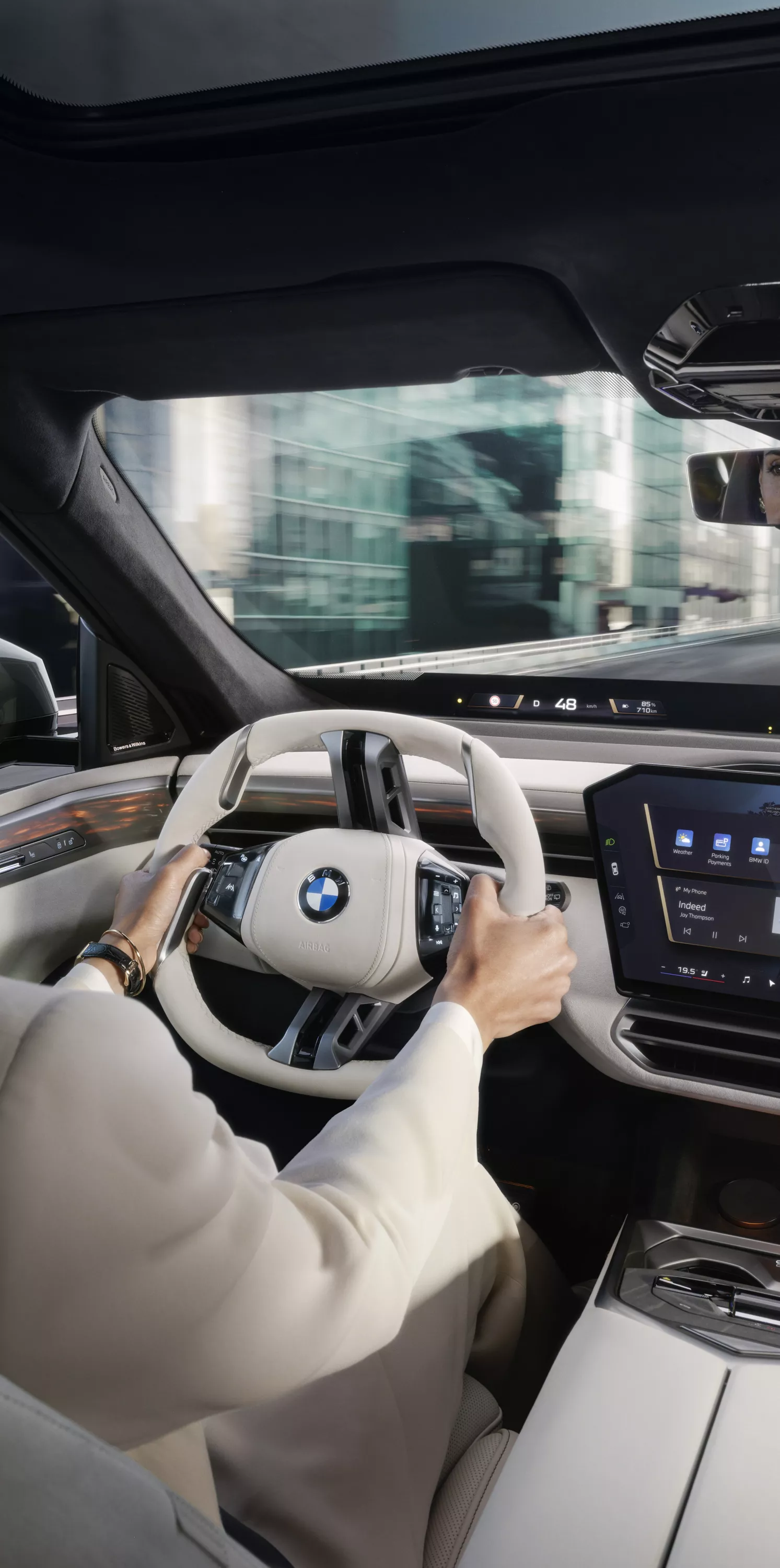 Sieviete braucošā BMW iX5.