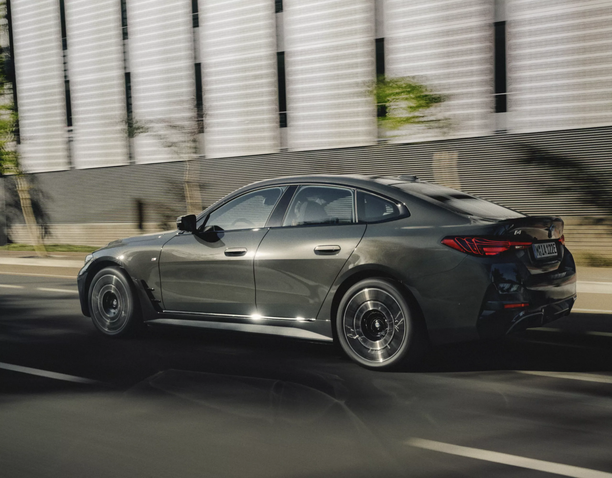 BMW i4 Gran Coupé auf einer Schnellstraße