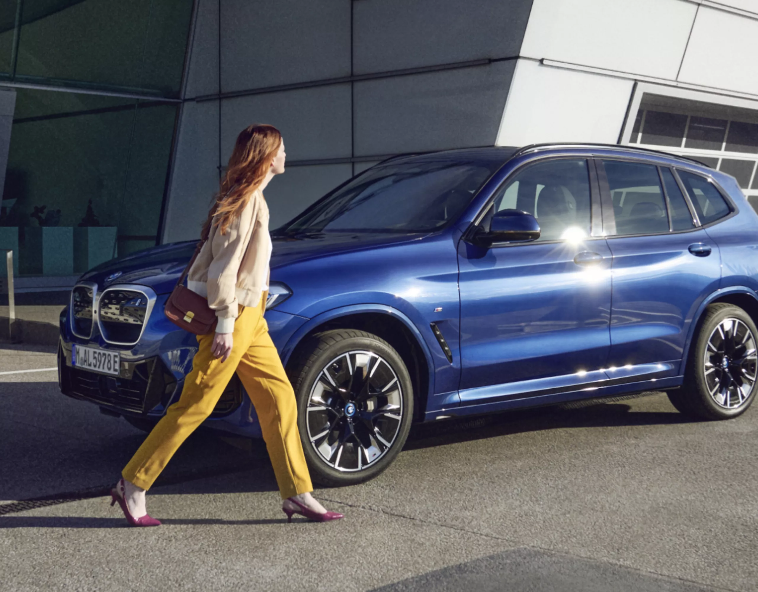 En kvinna hämtar sin begagnade bil från en BMW återförsäljare