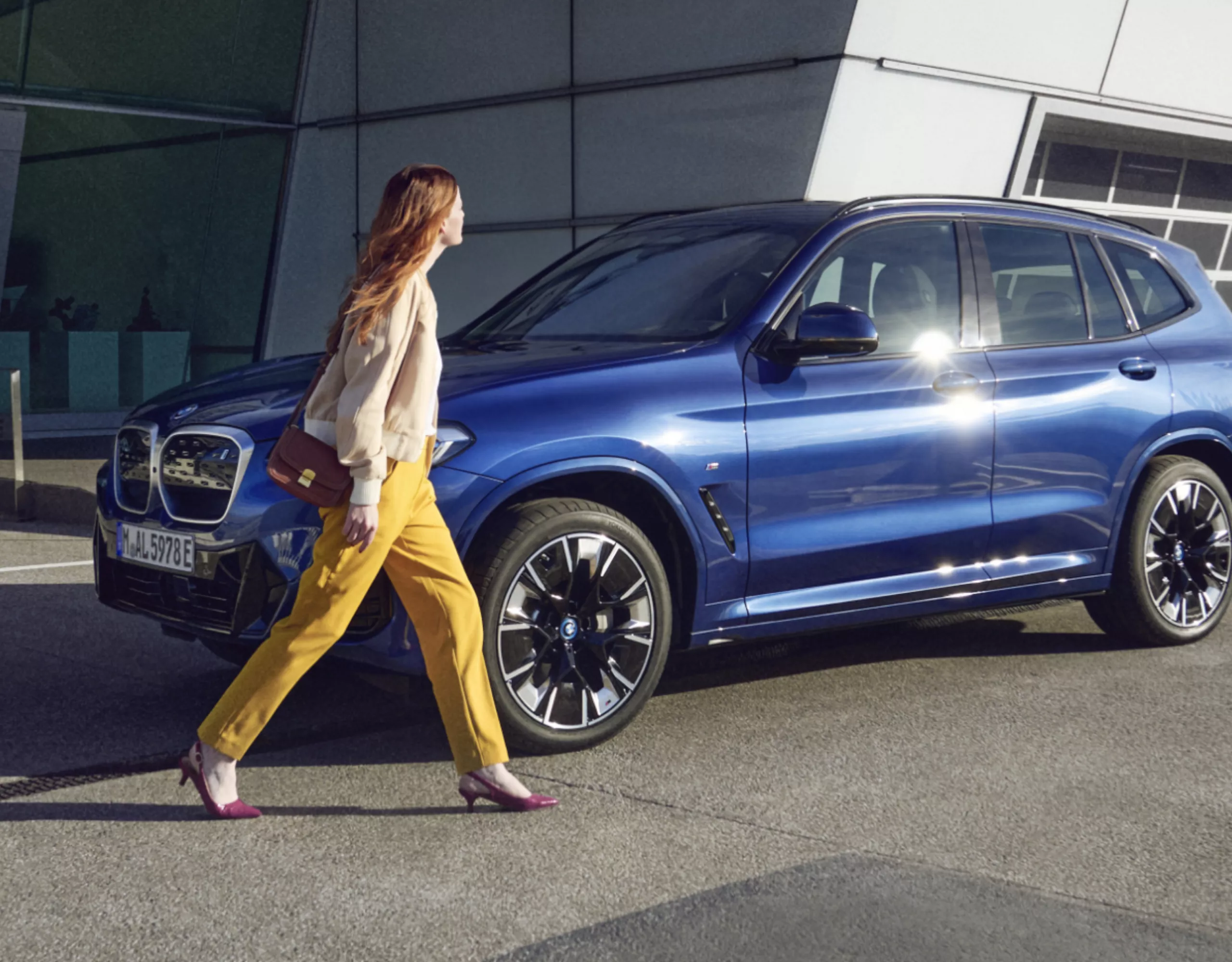 BMW正規ディーラーに認定中古車を引き取りにきた女性
