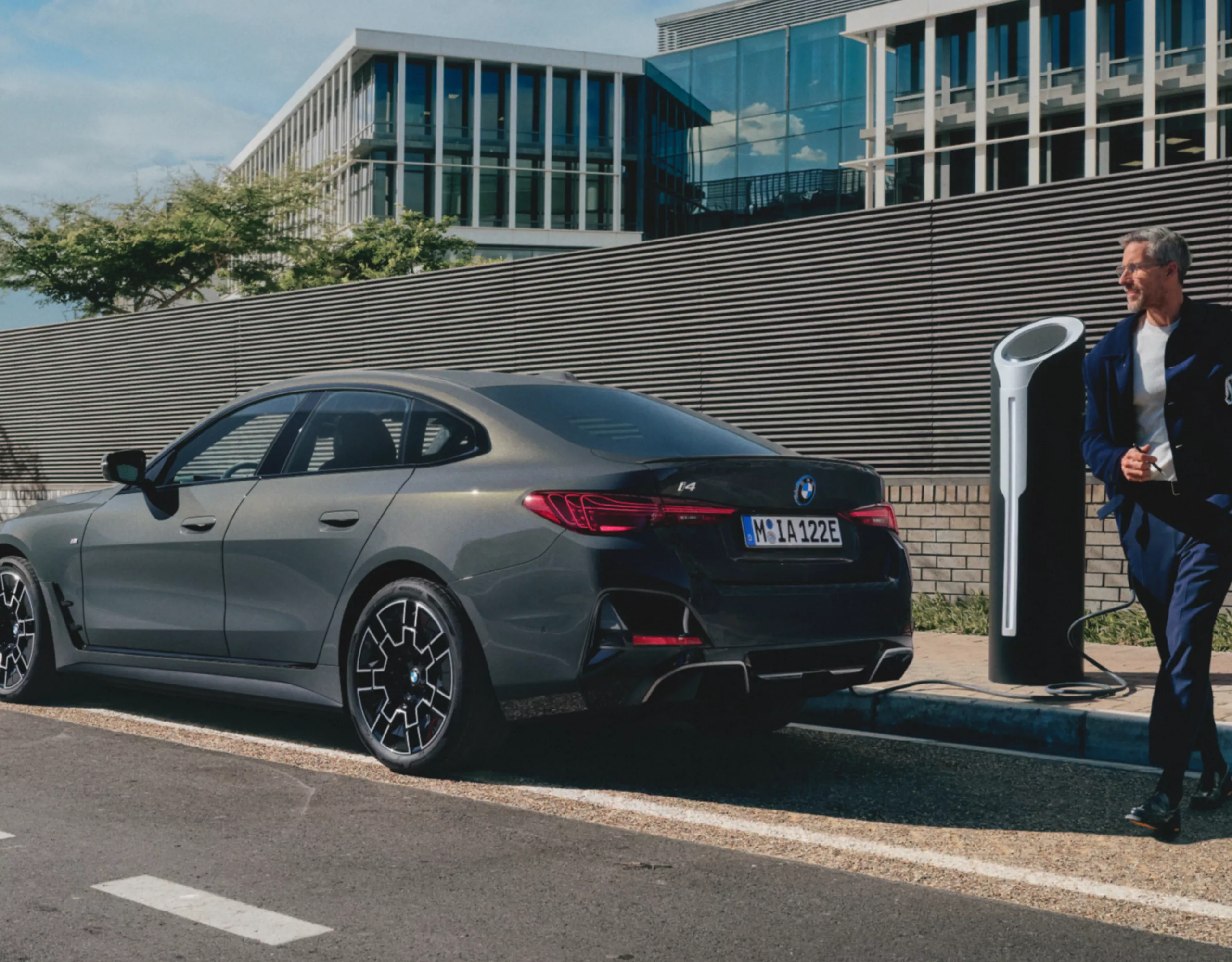 מכונית חשמלית של BMW טעינה