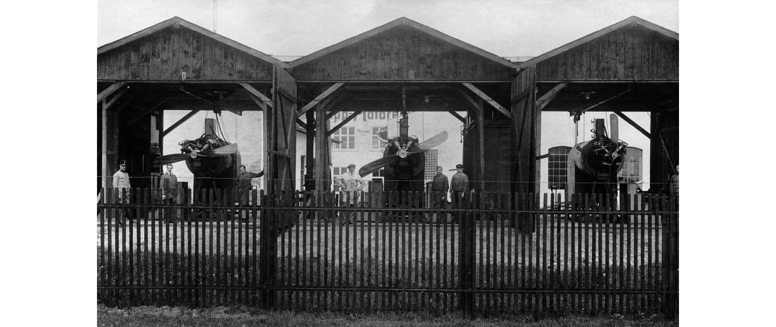 ミュンヘンにあったラップ原動機製造所は、1917年「バイエリッシェ・モトーレン・ヴェルケ（Bayerische Motoren Werke GmbH）」に社名を変更。