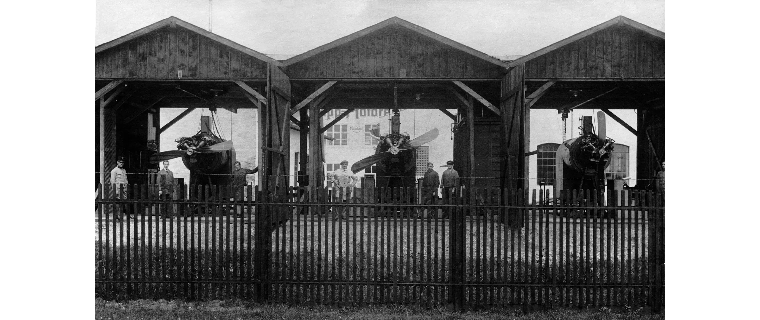 ミュンヘンにあったラップ原動機製造所は、1917年「バイエリッシェ・モトーレン・ヴェルケ（Bayerische Motoren Werke GmbH）」に社名を変更。