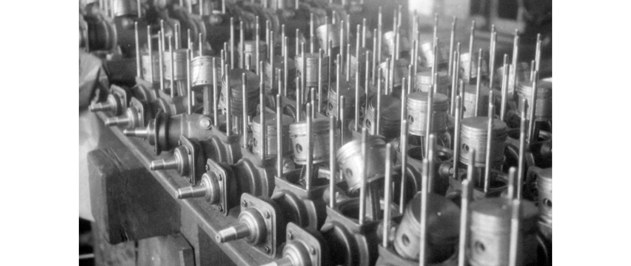 1920年、ベルリンに本社を置くクノール・ブレムゼ社（Knorr-Bremse AG）がバイエリッシェ・モトーレン・ヴェルケを買収し、ミュンヘンに移転。写真は、1947年のブレーキ・コンプレッサー製造の様子。