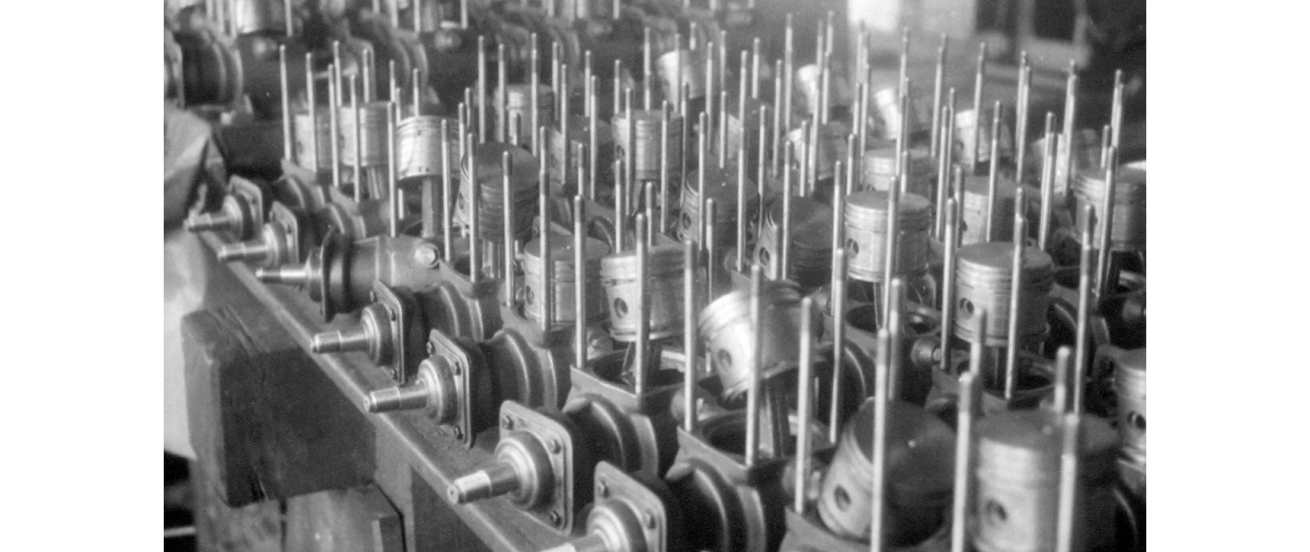 1920年、ベルリンに本社を置くクノール・ブレムゼ社（Knorr-Bremse AG）がバイエリッシェ・モトーレン・ヴェルケを買収し、ミュンヘンに移転。写真は、1947年のブレーキ・コンプレッサー製造の様子。