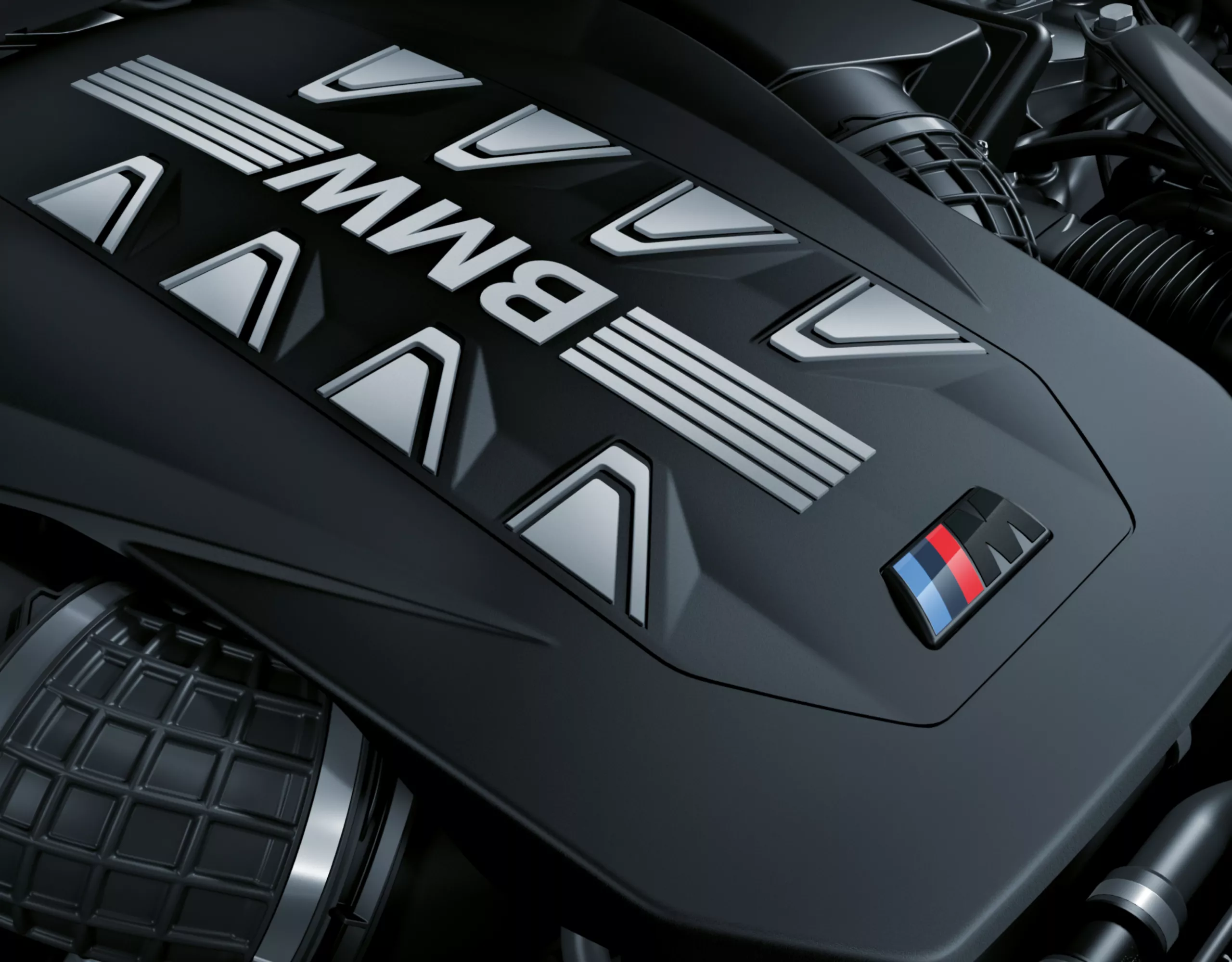 M TwinPower V8 汽油引擎展現強勁動力輸出，最高可達 390 kW（530 hp），在道路上帶來迅捷且充滿張力的加速體驗，讓每一次駕駛都令人難以忘懷