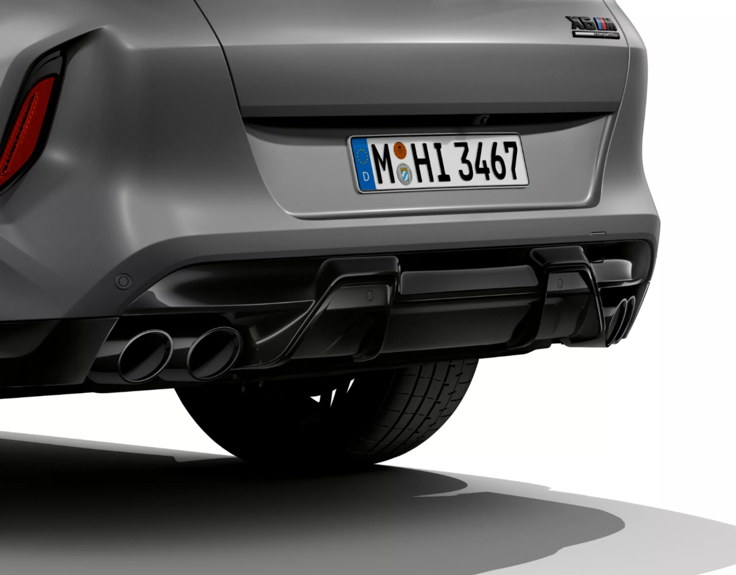 더블 엔드, 듀얼 브랜치 M 스포츠 배기 시스템이 장착된 BMW X6 M 컴페티션의 리어 및 디퓨저 디퓨저 상세 모습