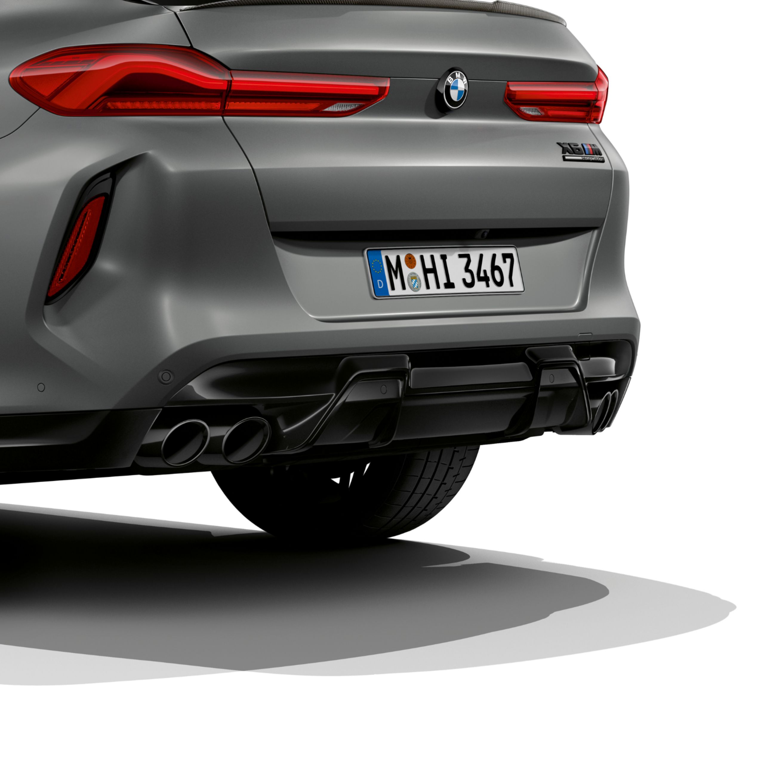 De achterkant en diffusor van de BMW X6 M Competition met M sportuitlaatsysteem met dubbele pijp in detail